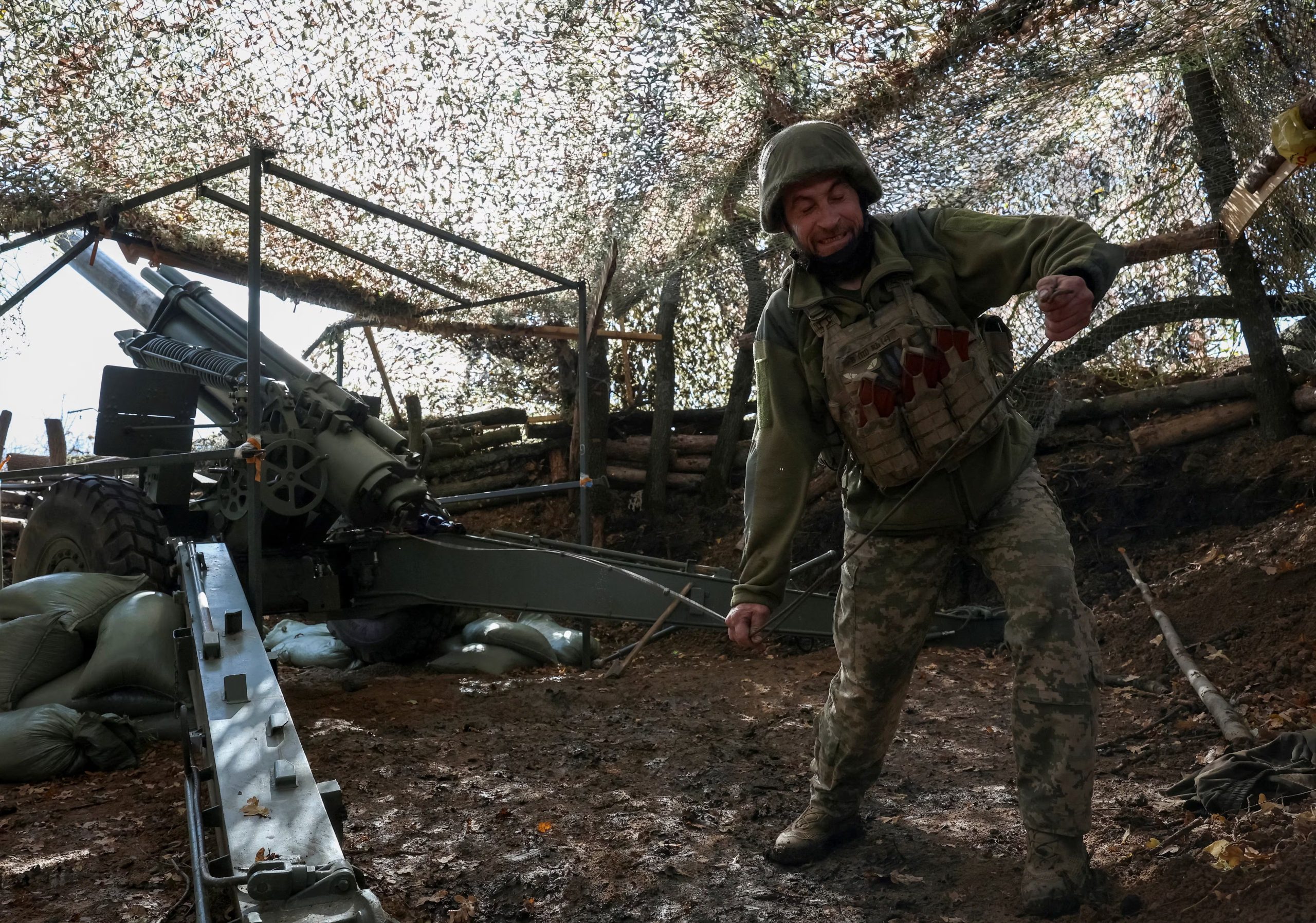 Un artillero de la 152.a Brigada Separada de Cazas dispara un obús autopropulsado M114 hacia las tropas rusas, en medio del ataque de Rusia a Ucrania, cerca de la ciudad de primera línea de Pokrovsk en la región de Donetsk, Ucrania (REUTERS/Anatolii Stepanov/Archivo)