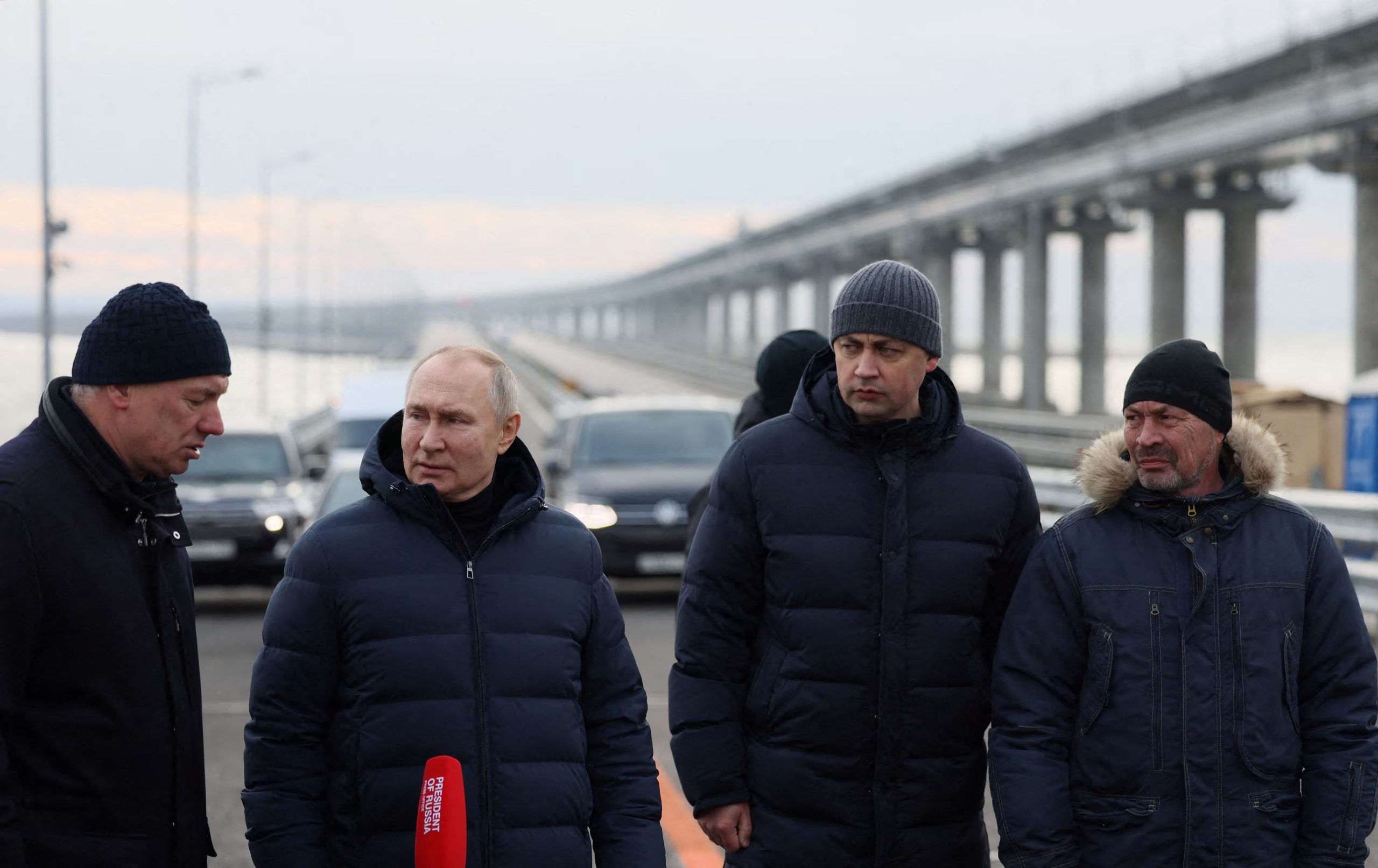 El presidente ruso, Vladímir Putin, visita un puente que une el territorio continental ruso con la península de Crimea a través del estrecho de Kerch, el 5 de diciembre de 2022 (REUTERS/Archivo)