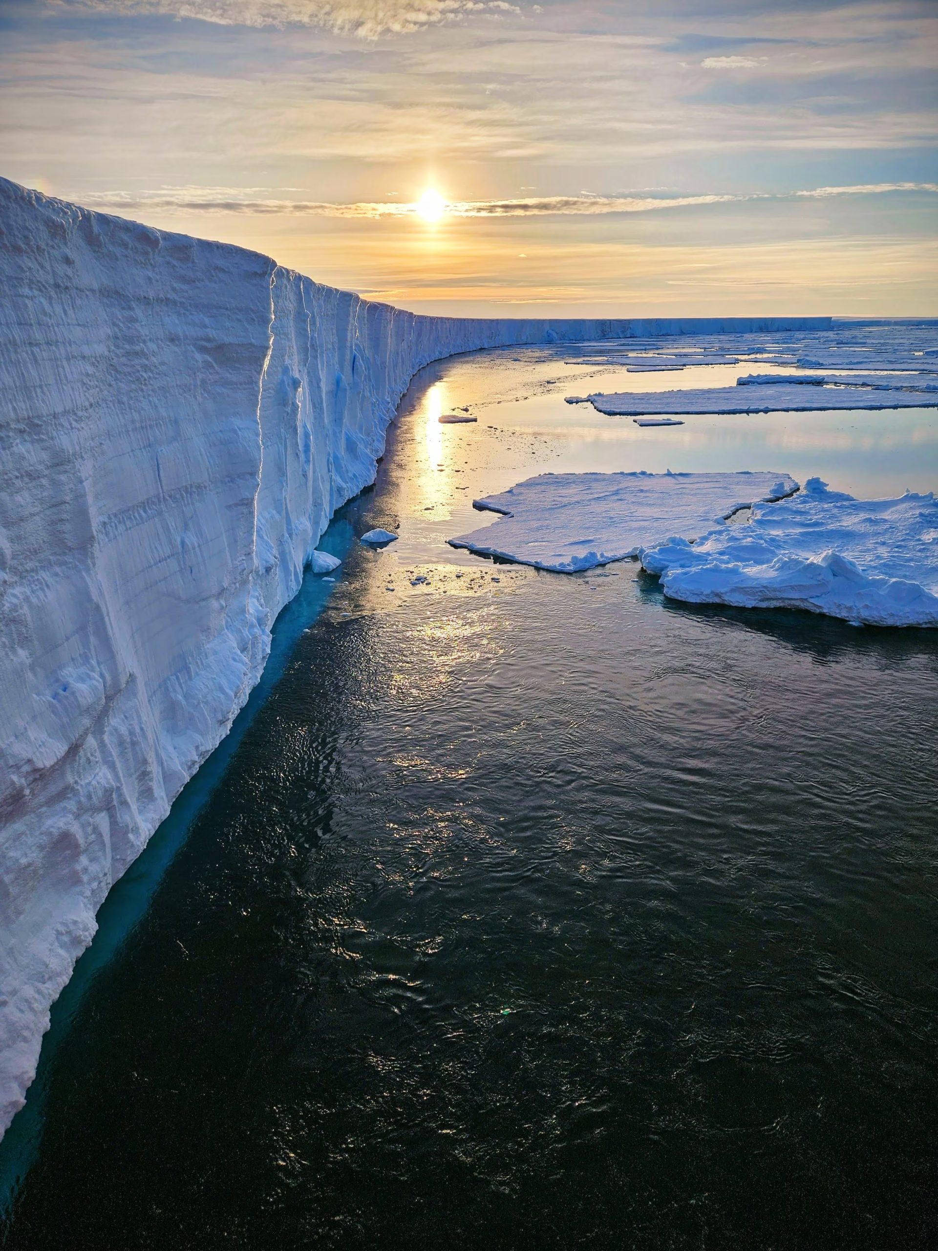 La provincia subglacial detectada regula la dinámica actual de la capa de hielo, guiando el recorrido de glaciares colosales como Lambert, Totten y Denman desde el interior hasta la costa
(Sebastian Moreau)