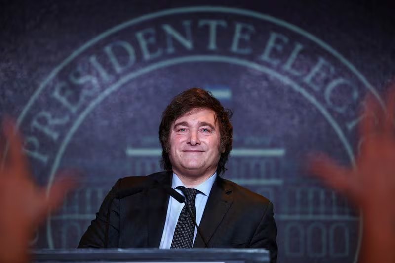 Javier Milei en 2023, como presidene electo. Por el camino de Alberdi. (REUTERS/Agustin Marcarian/File Photo)