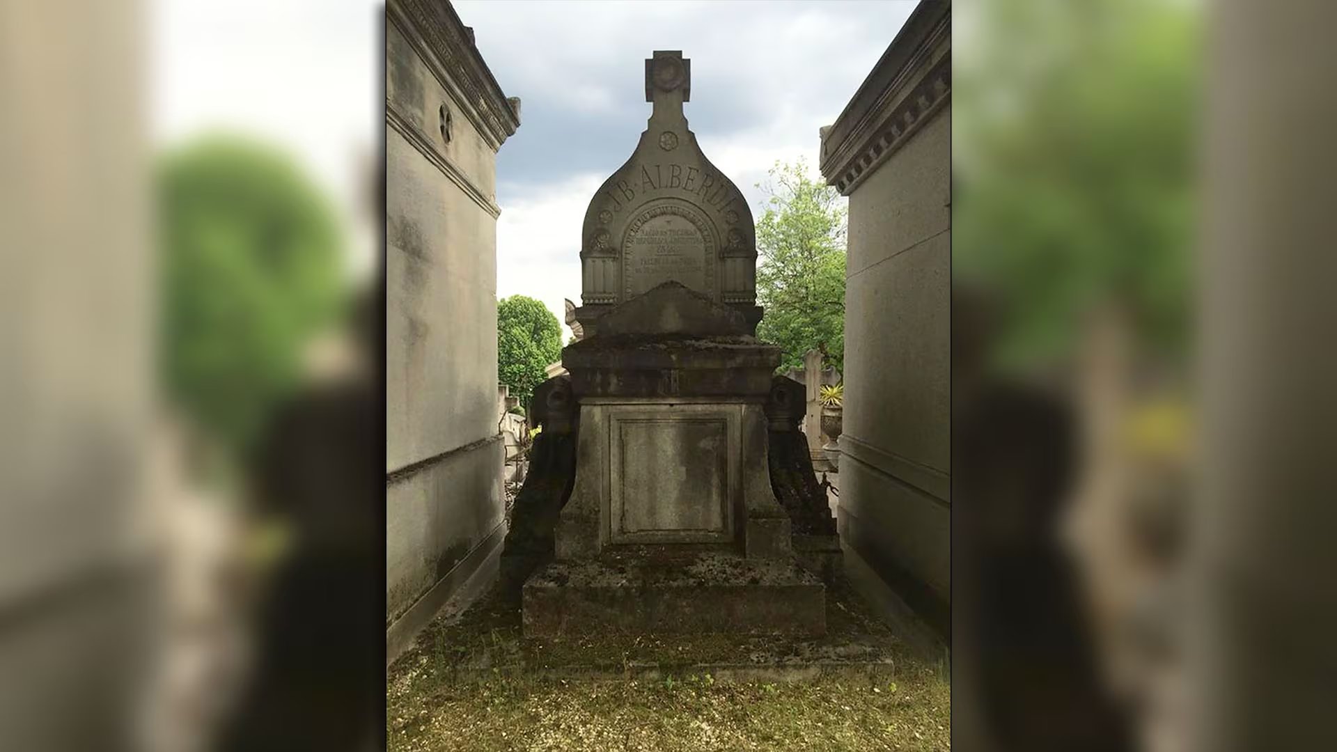 La tumba de Juan Bautista Alberdi en el cementerio Pere Lachaise de París. (Gilda Pedicone de Valls)