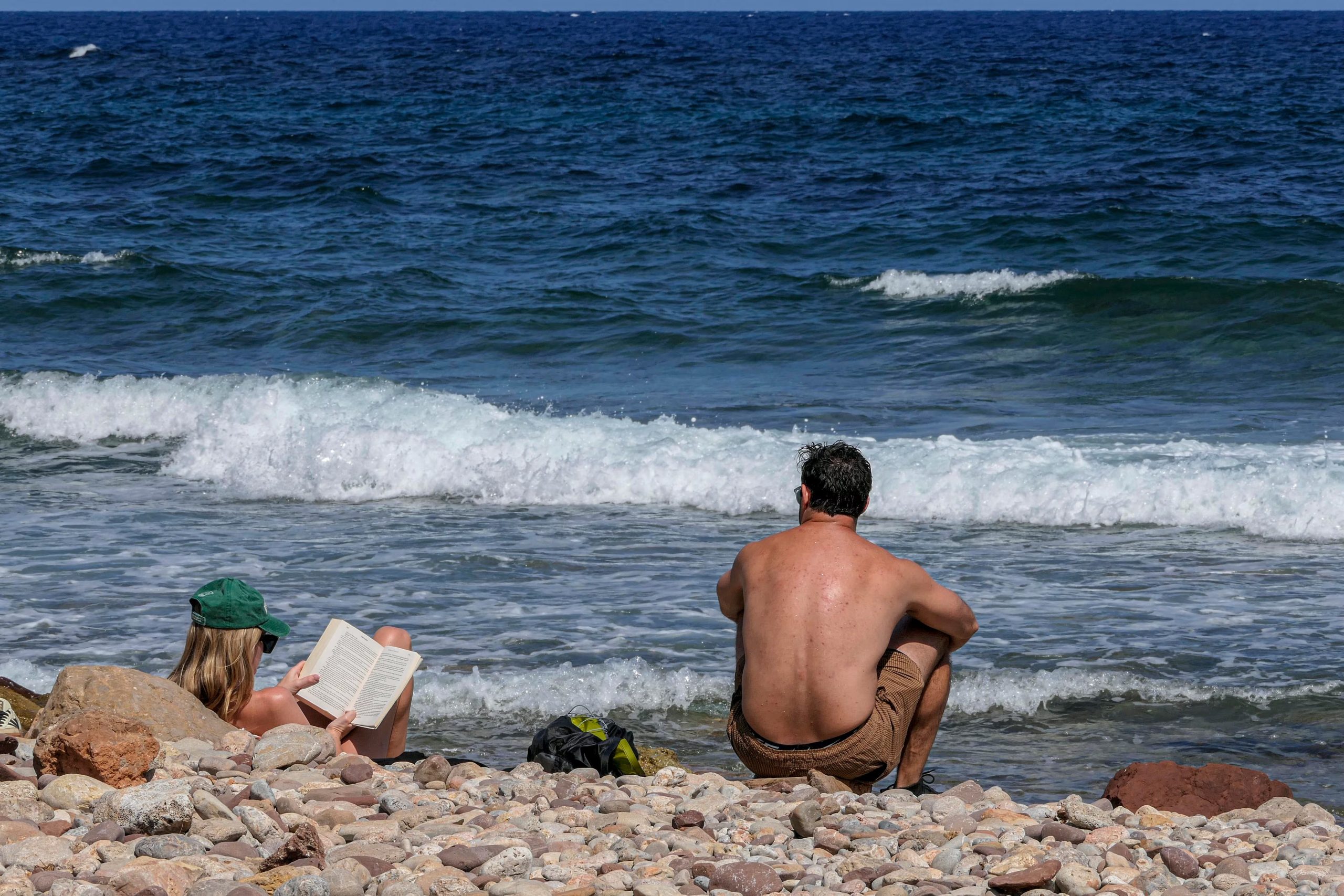 Una pareja pasa este miércoles en una playa de Banyalbufar (Mallorca). (Cati Cladera/EFE)
