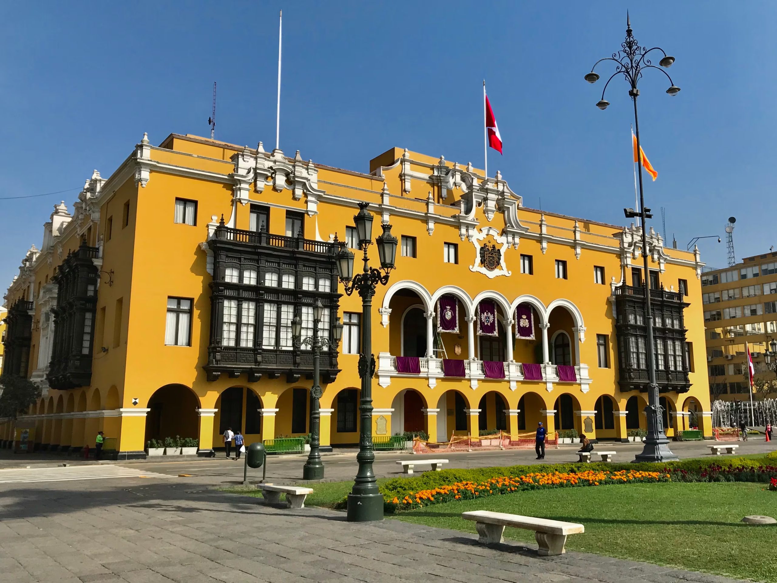La demanda contra Perú fue presentada el 10 de diciembre de 2021 bajo el Tratado Bilateral de Inversiones Francia-Perú por la disputa sobre la Vía de Evitamiento y Línea Amarilla. 