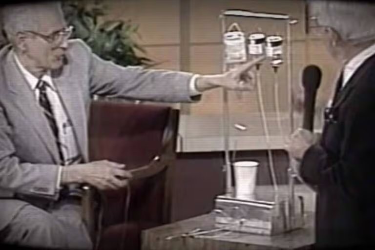 Kevorkian muestra frente a las cámaras de la televisión su máquina Thanatron, con las que realizabas los suicidios asistidos