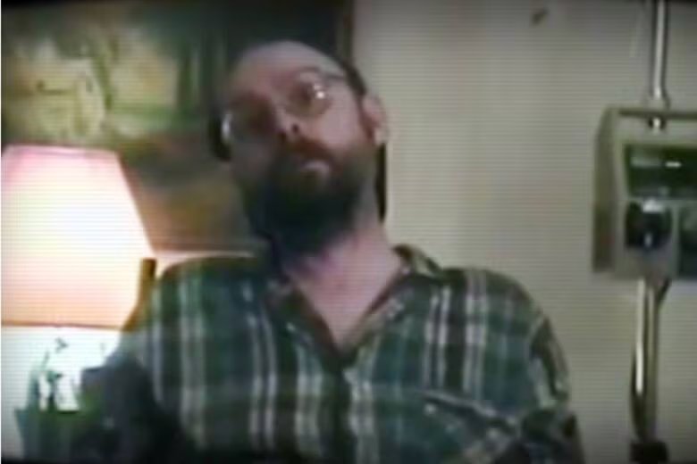 Kevorkian mostró en la TV cómo le inyectaba él mismo la sustancia letal a Thomas Youk, un paciente con ELA: esta causa lo sentenció a prisión por asesinato en segundo grado