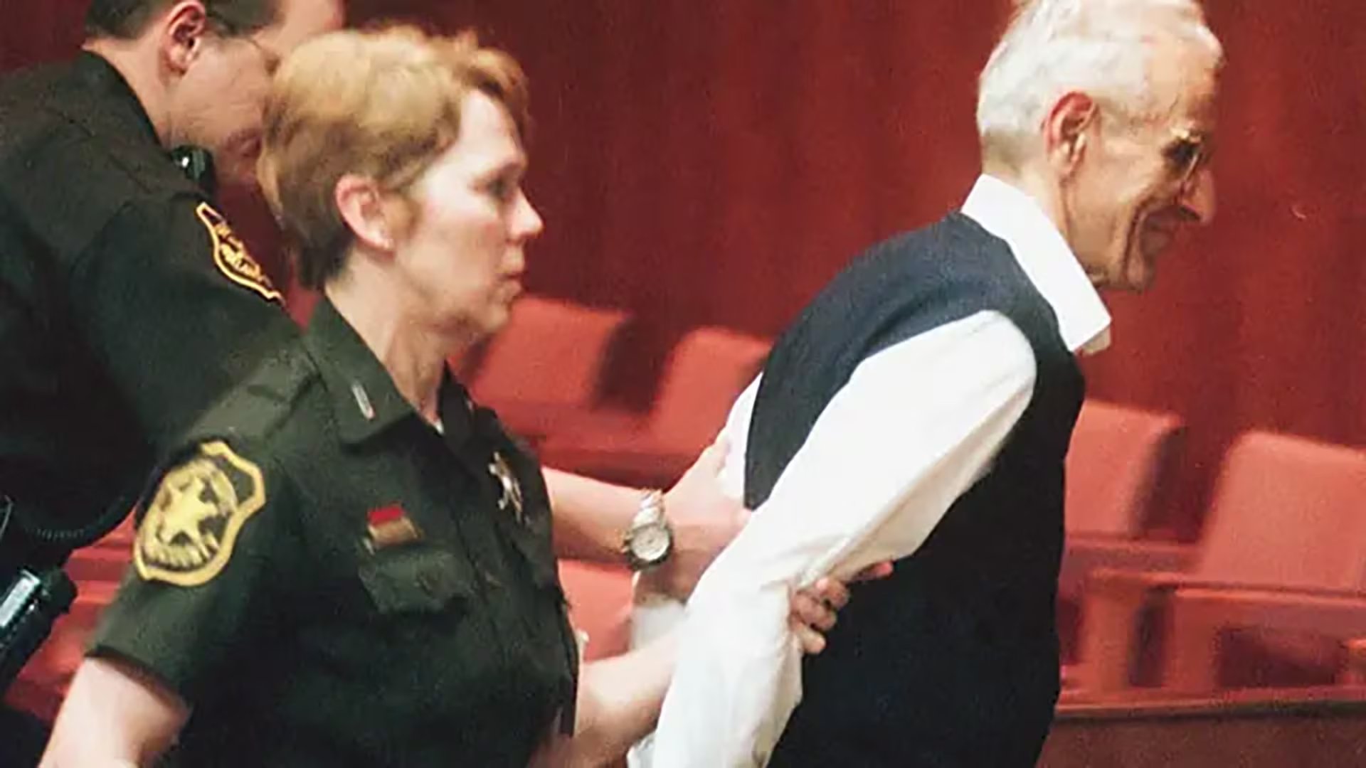 Tras ser condenado por homicidio en segundo grado en 1999, Kevorkian es retirado de la sala del tribunal (AFP)