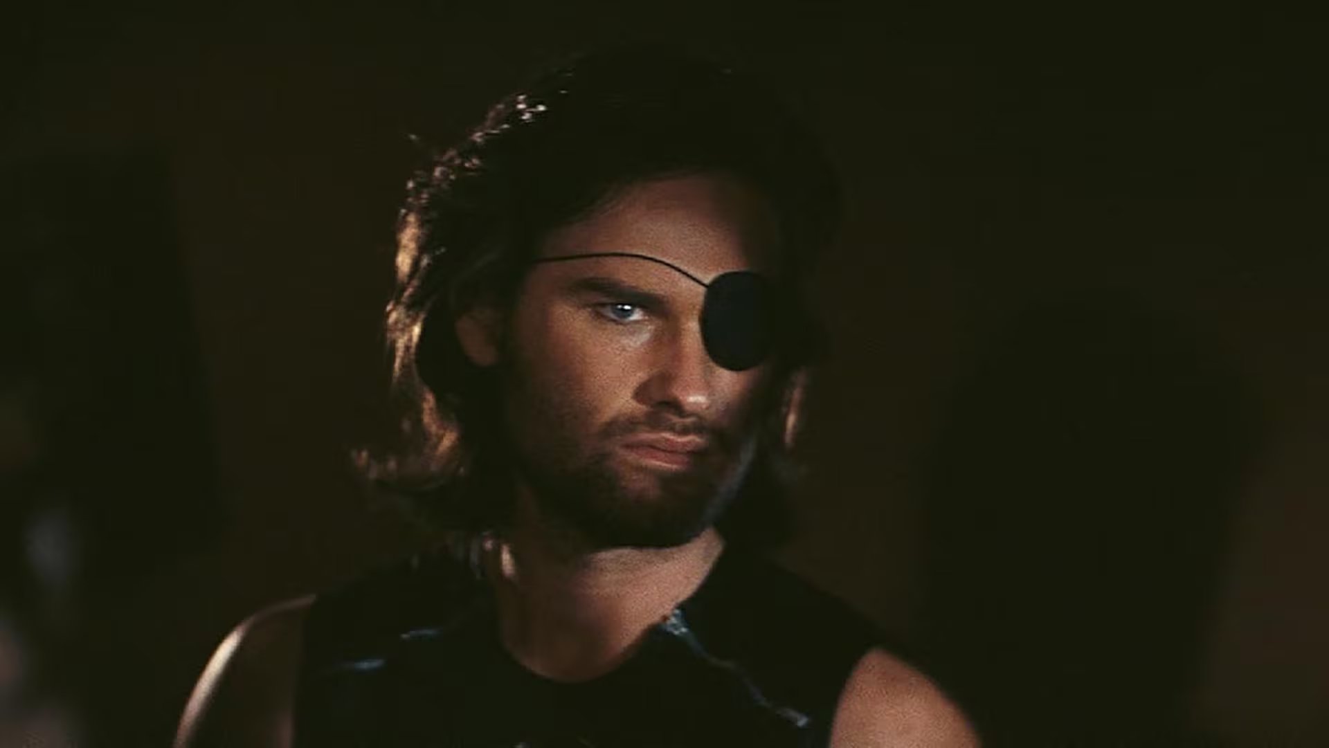 Snake Plissken, el legendario antihéroe del clásico de ciencia ficción de John Carpenter, 'Escape from New York', encarna la rebeldía y la supervivencia en un mundo distópico.