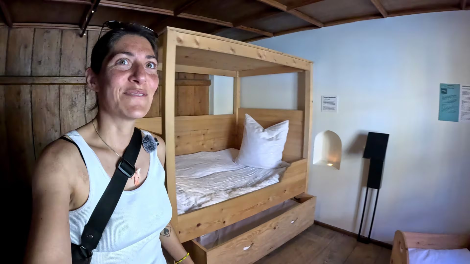 Las habitaciones son pequeñas pero funcionales, con cocina, baño propio y espacios adaptados a las necesidades de sus habitantes