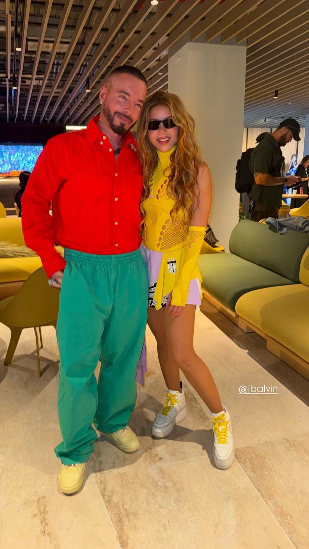Shakira y J Balvin posan juntos en un evento tras la inauguración del Mundial 2026, luciendo atuendos coloridos y sonriendo para la cámara. (Instagram: Shakira)