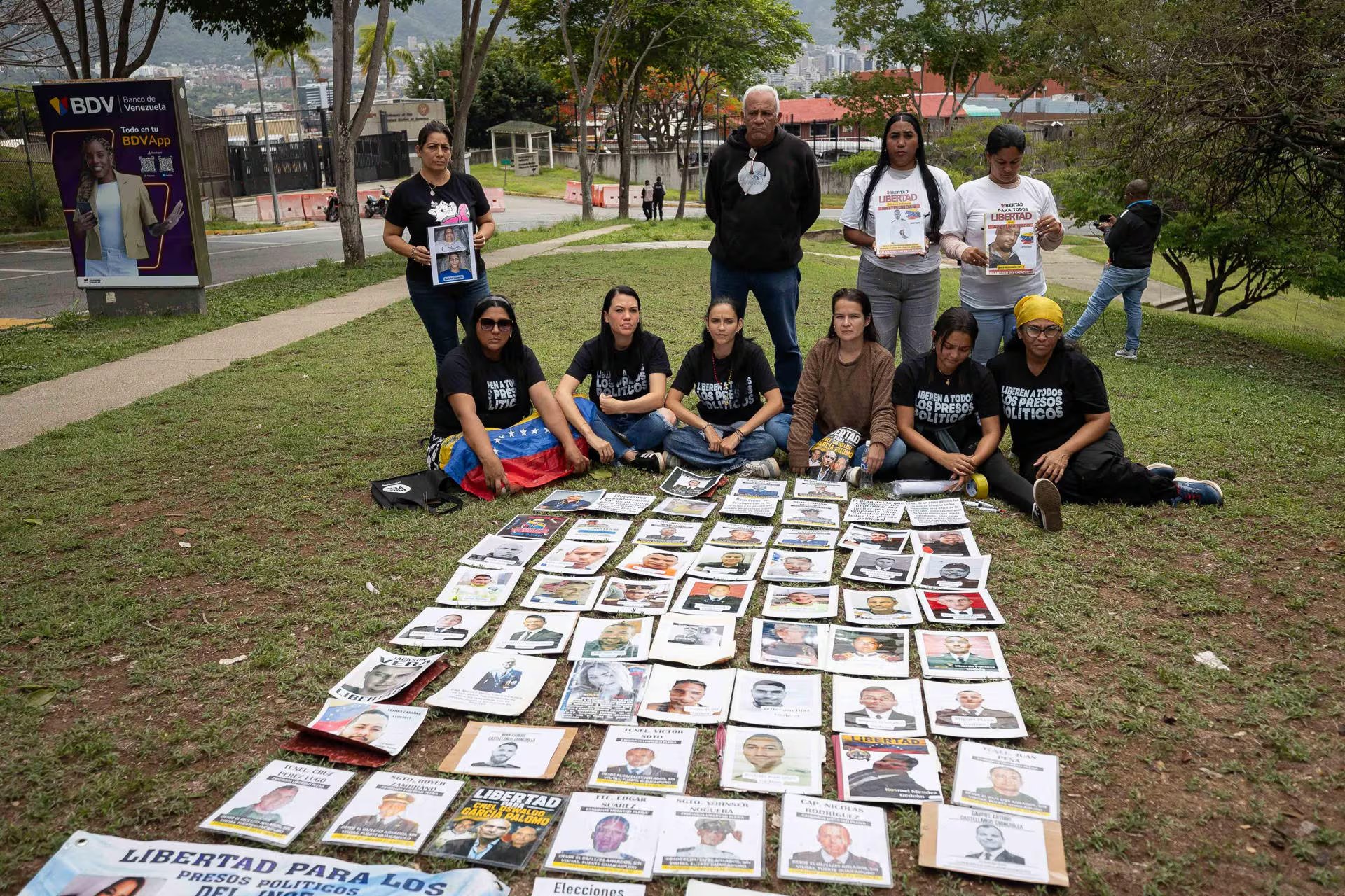 Familiares de presos políticos aguardan con carteles este lunes, en las inmediaciones de la Embajada de Estados Unidos en Caracas (Venezuela) (EFE/ Ronald Peña)
