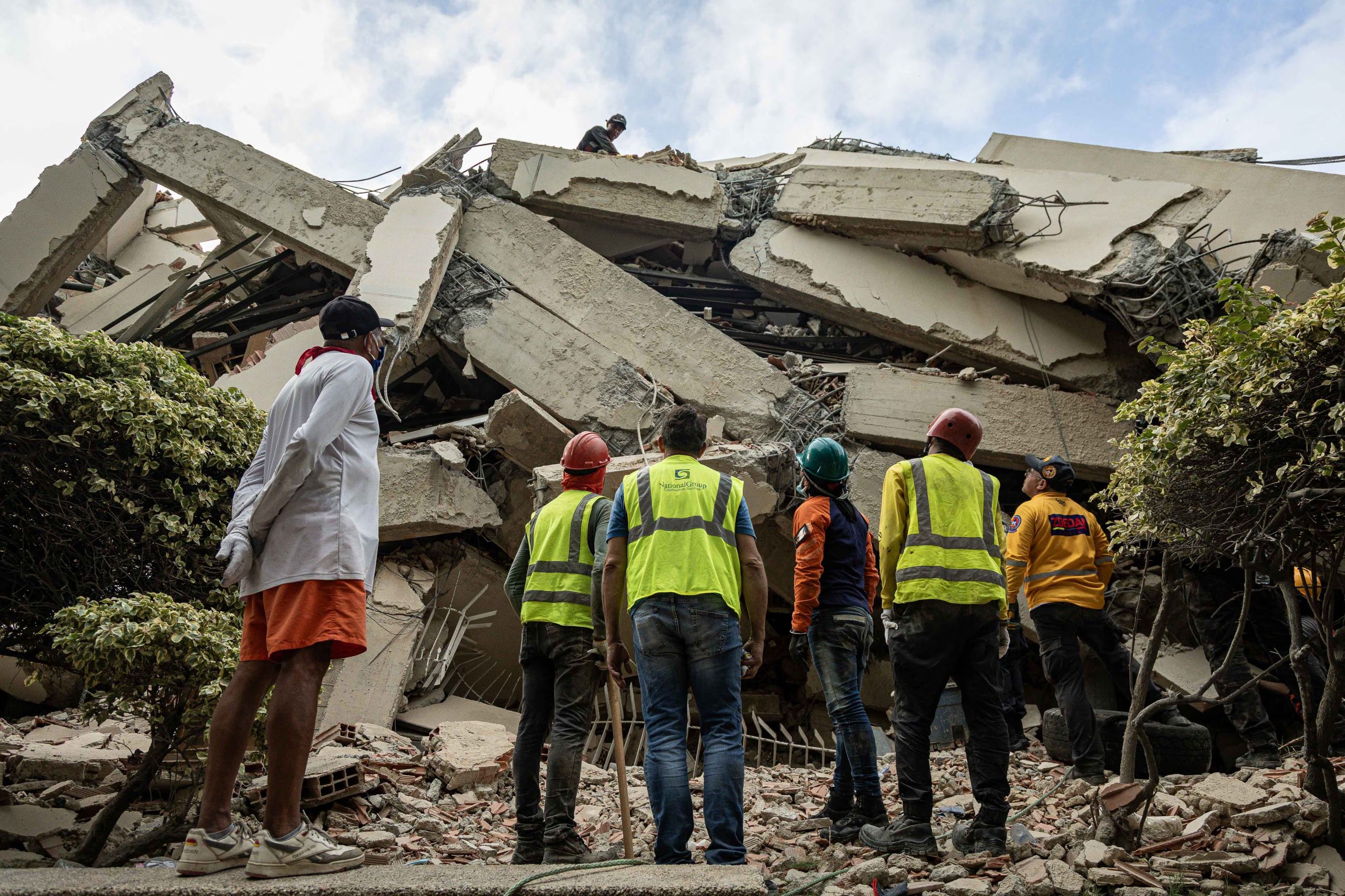 Rescatistas inspeccionan un edificio colapsado en La Guaira. Brigadas de la ONU advierten que aún faltan numerosas estructuras por verificar en busca de sobrevivientes. (EFE/Henry Chirinos)