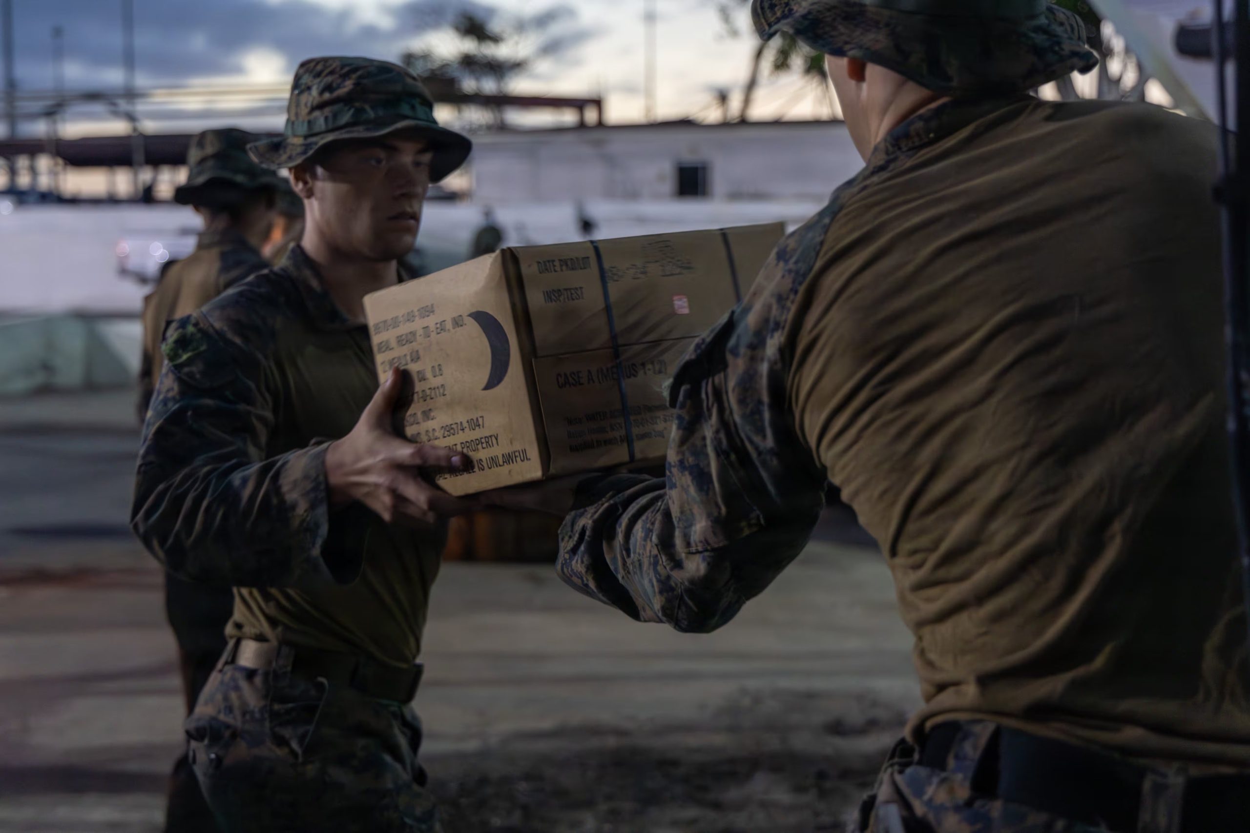 Soldados de EE.UU. distribuyen insumos de emergencia en La Guaira. Washington integra la fuerza de ayuda de 24 países desplegada en la zona de desastre venezolana. 