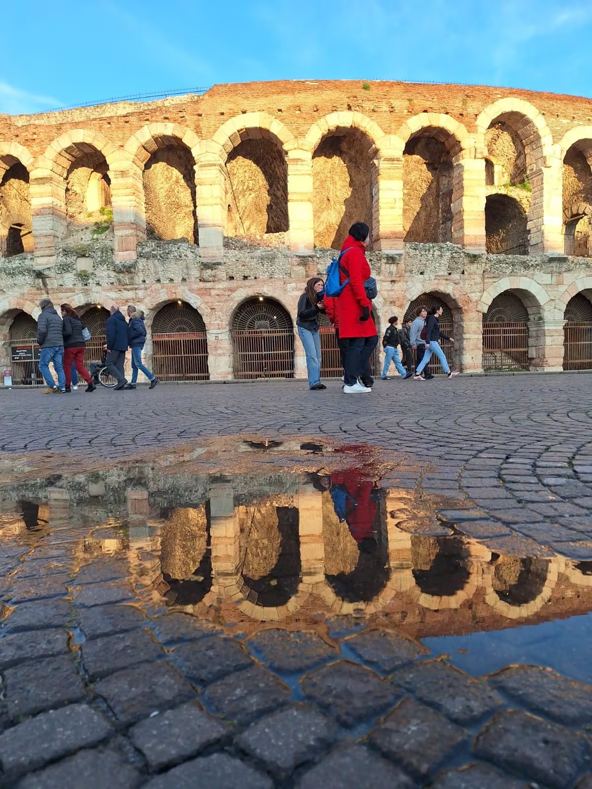 El centro histórico de Verona permite visitar a pie plazas, iglesias, cafés y monumentos, una alternativa que el texto contrapone a la saturación turística de otros destinos de Italia.