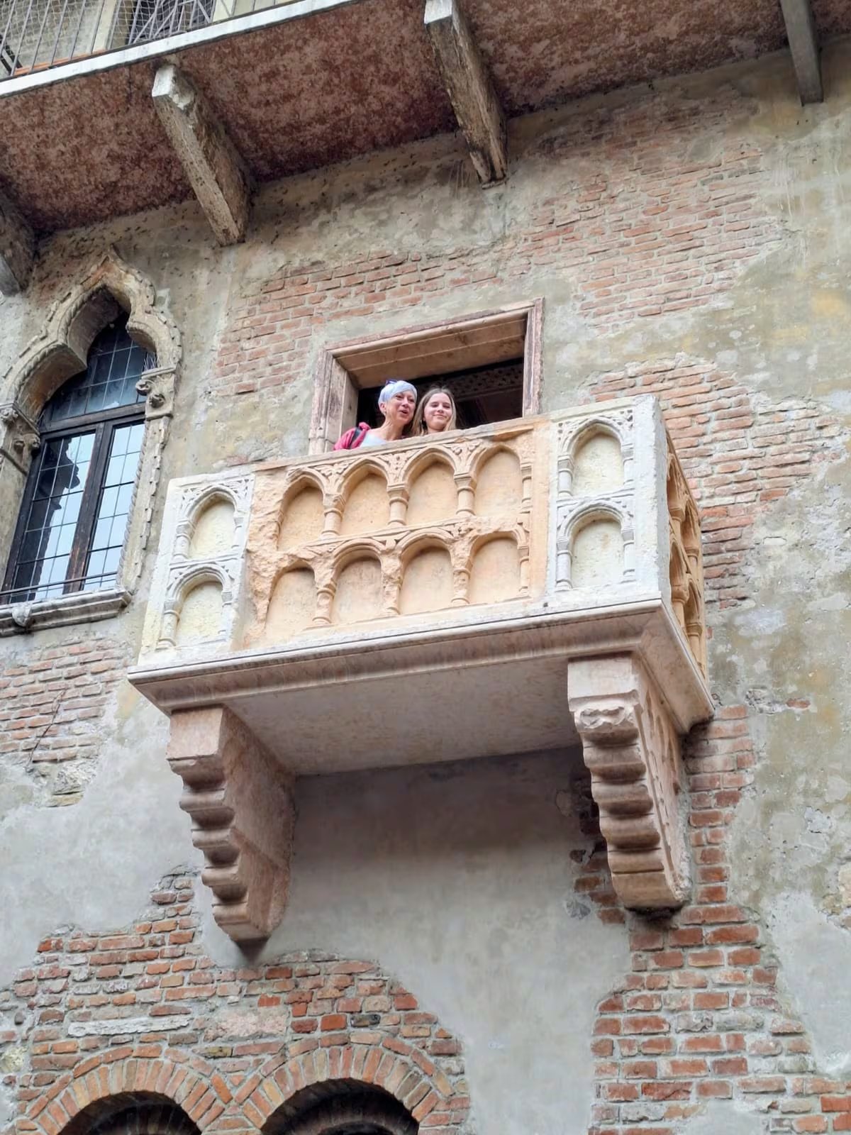 Romeo y Julieta sostienen la proyección internacional de Verona, aunque el texto señala que la ciudad ofrece un patrimonio más amplio que su vínculo literario.