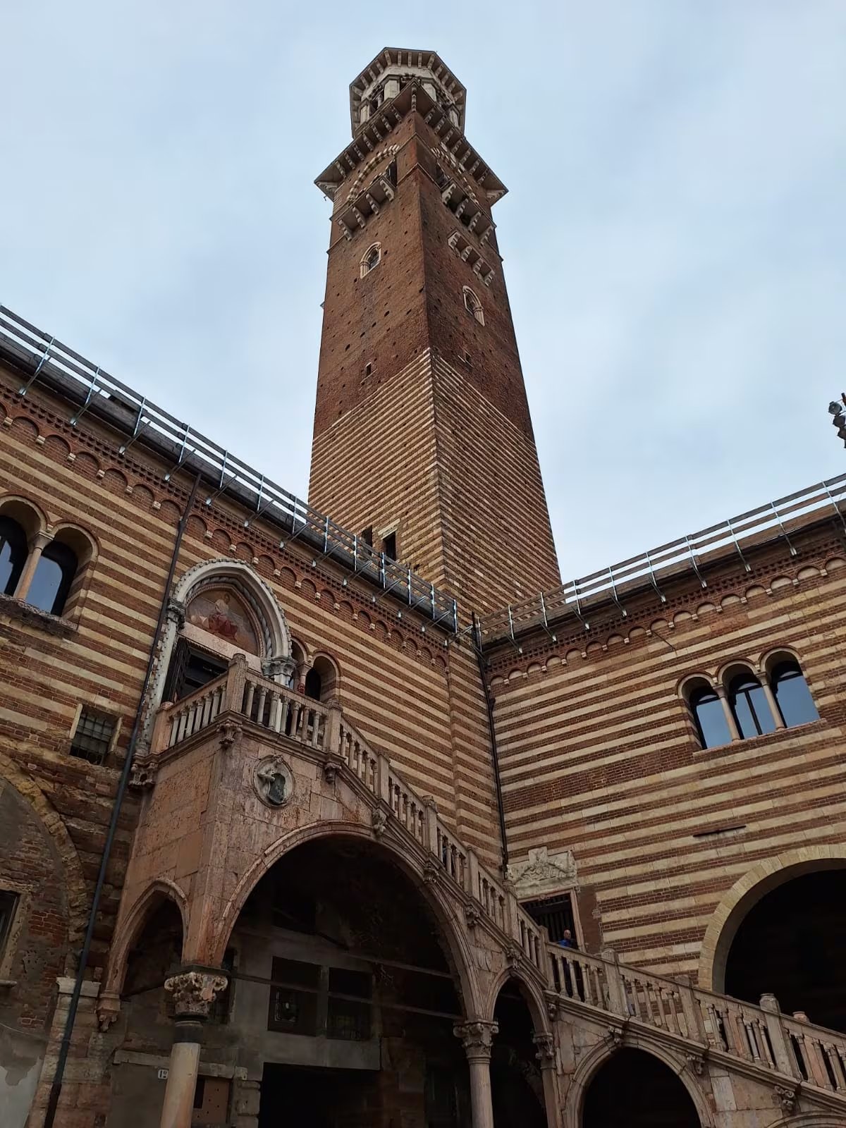 La ubicación estratégica de Verona permite combinar la estadía con excursiones de un día al lago de Garda, Padua, Vicenza y Venecia sin cambiar de base.
