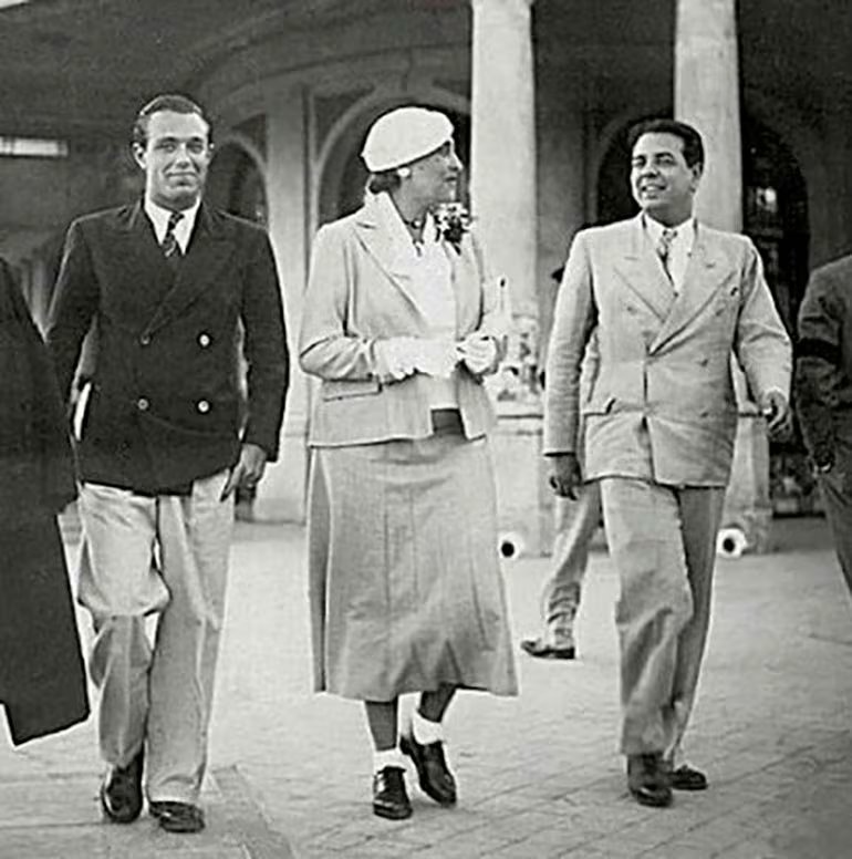 Adolfo Bioy Casares, Victoria Ocampo y Jorge Luis Borges en la Rambla de Mar del Plata, en 1935.