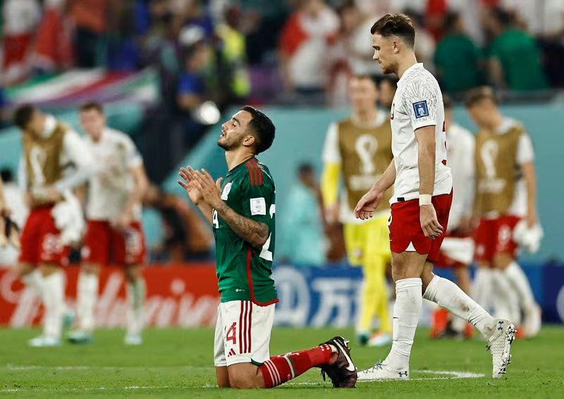 Luis Chávez reza tras concluir el México vs Polonia. REUTERS/Hamad I Mohammed