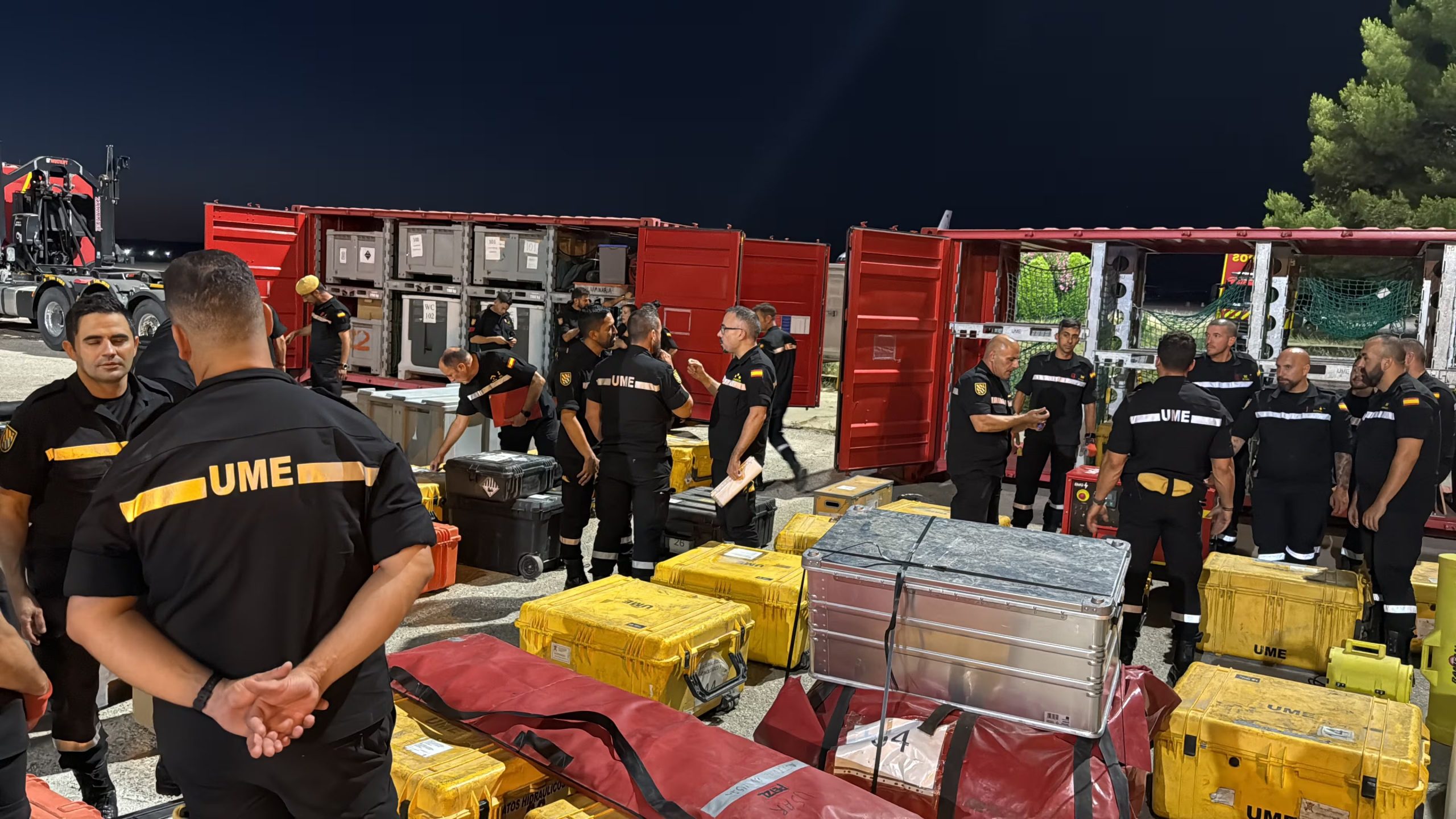 Personal de la Unidad Militar de Emergencias (UME) carga equipos y recibe instrucción antes de su despliegue nocturno hacia Venezuela desde la Base Aérea de Torrejón. (UME)