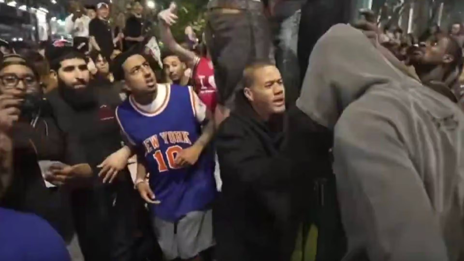 Los disturbios en Nueva York tras los partidos 3 y 4 de las Finales de la NBA entre los Knicks y los San Antonio Spurs dejaron 77 detenidos, 10 agentes heridos y cuatro vehículos policiales dañados (X)