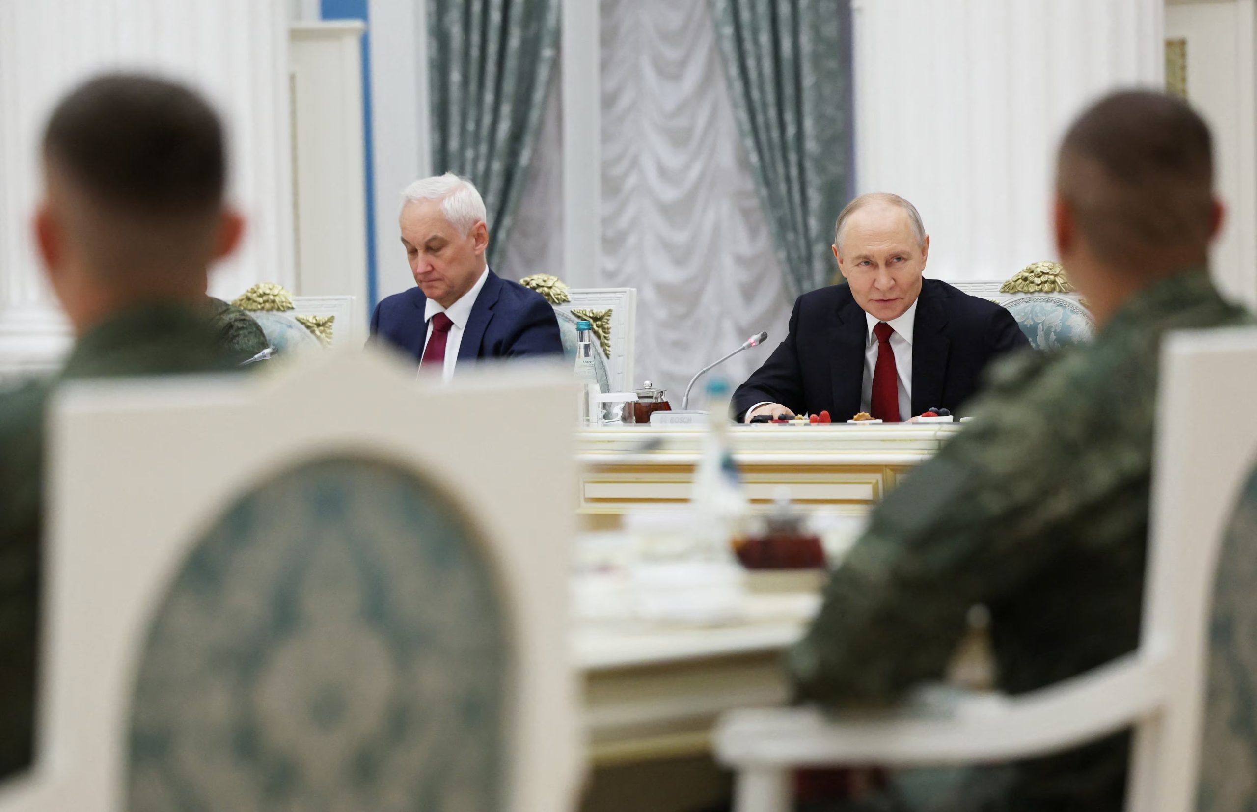 Putin y el ministro de Defensa, Andrei Belousov, asisten a una reunión con miembros de las fuerzas armadas rusas que participan en la campaña militar del país en Ucrania, tras una ceremonia de entrega de premios con motivo del Día de Rusia, celebrada en el Kremlin en Moscú, Rusia, el 12 de junio de 2026. Sputnik/Vyacheslav Prokofyev/vía REUTERS