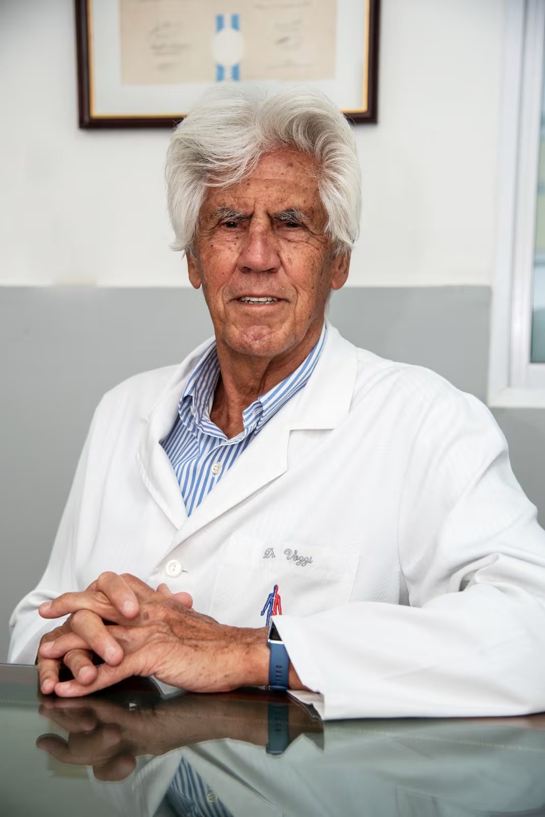 El pasado jueves 25 de junio, el doctor Vozzi cerró su última clase virtual. Tras una vida en los laboratorios, la medicina y la filosofía terminaron abrazadas.