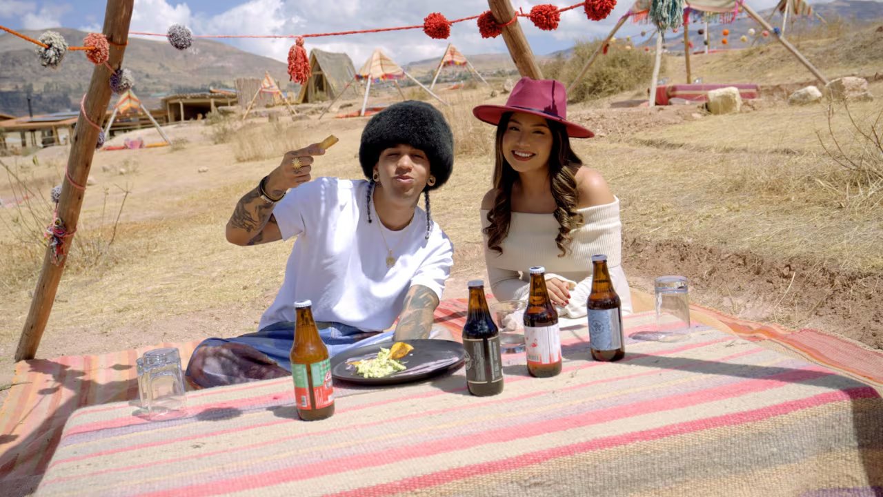 Wendy Sulca y Micro TDH relanzan el viral 'Cerveza, Cerveza' con un remix que une cumbia, huayno y sonidos urbanos en un homenaje contemporáneo.