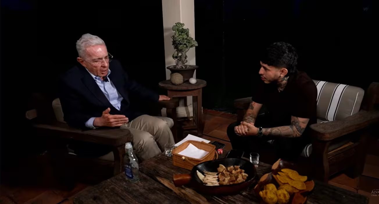 La incursión de WestCOL en entrevistas políticas, incluyendo a Gustavo Petro y Álvaro Uribe, amplió el debate sobre la responsabilidad de los creadores digitales.(Álvaro Uribe Vélez / YouTube)