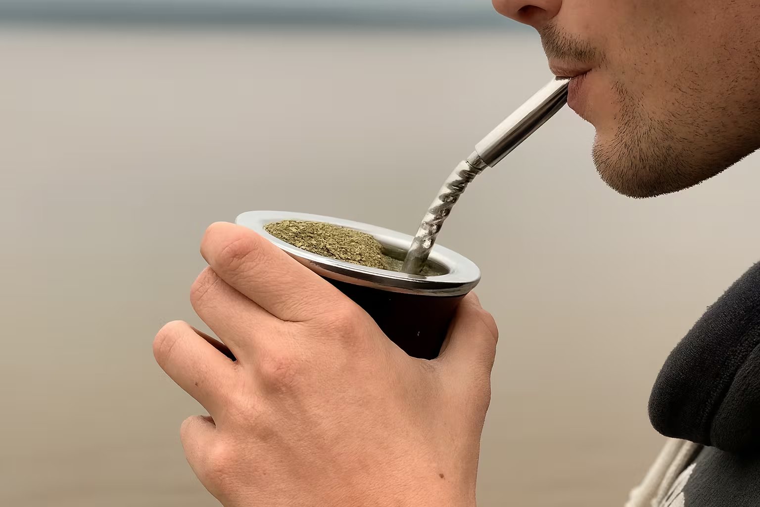 La yerba con palo predomina en el mercado argentino y permite que el mate conserve un sabor equilibrado durante varias rondas (Imagen Ilustrativa Infobae)