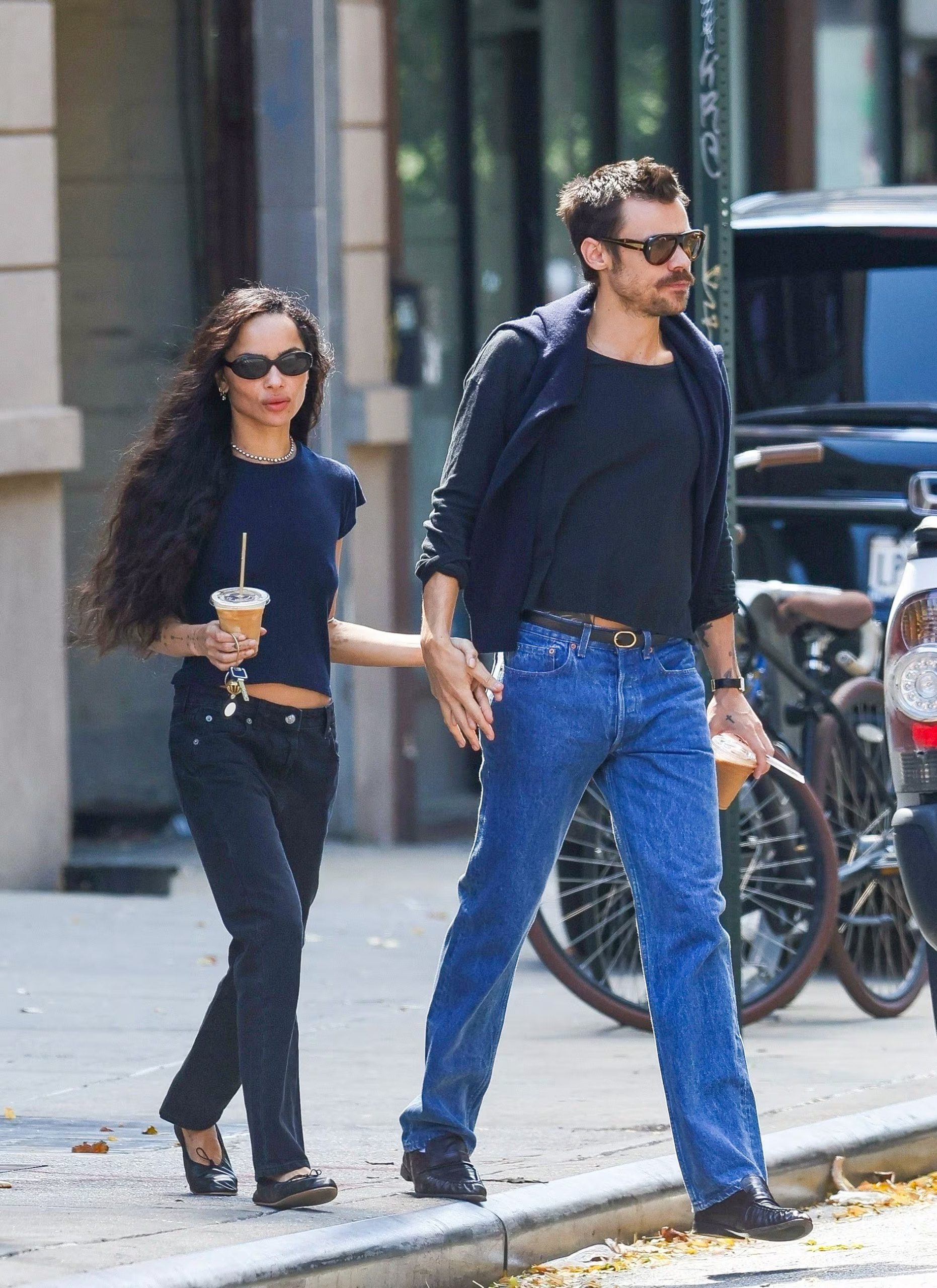 Zoë Kravitz evitó pronunciarse sobre los rumores de compromiso con Harry Styles y sostuvo que no quería “añadir ruido al ruido” (Backgrid/The Grosby Group)