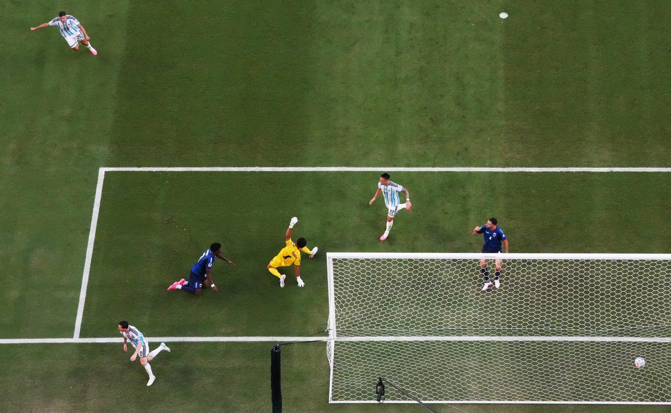 Lionel Messi abrió la cuenta a los 27 minutos de la primera etapa con un golazo. El 10 recibió un pase magistral de Lisandro Martínez desde mitad de cancha al área rival y definió con la cara externa de su botín zurdo