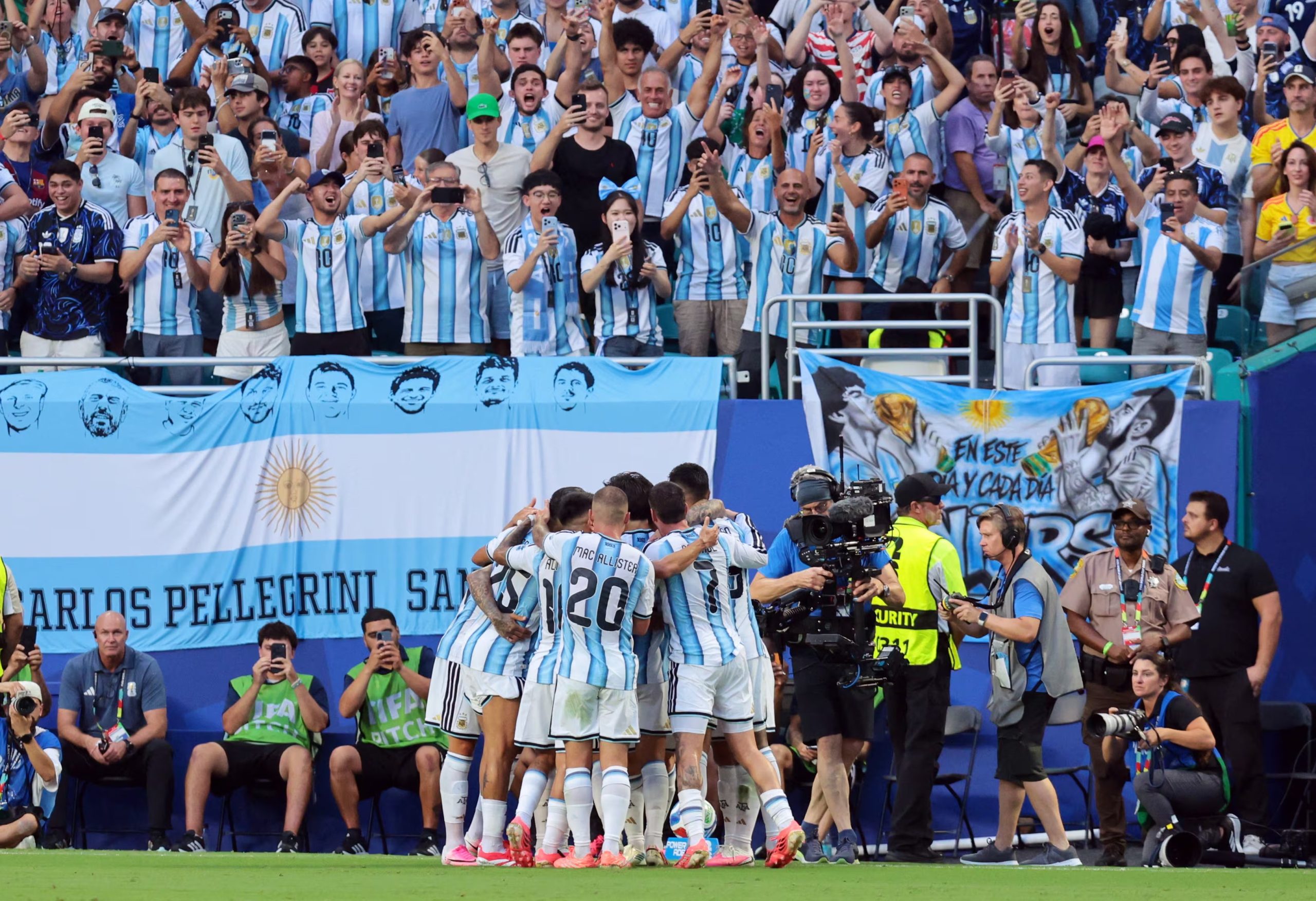 Abrazo de gol: la celebración de Messi y compañía tras la apertura del marcador