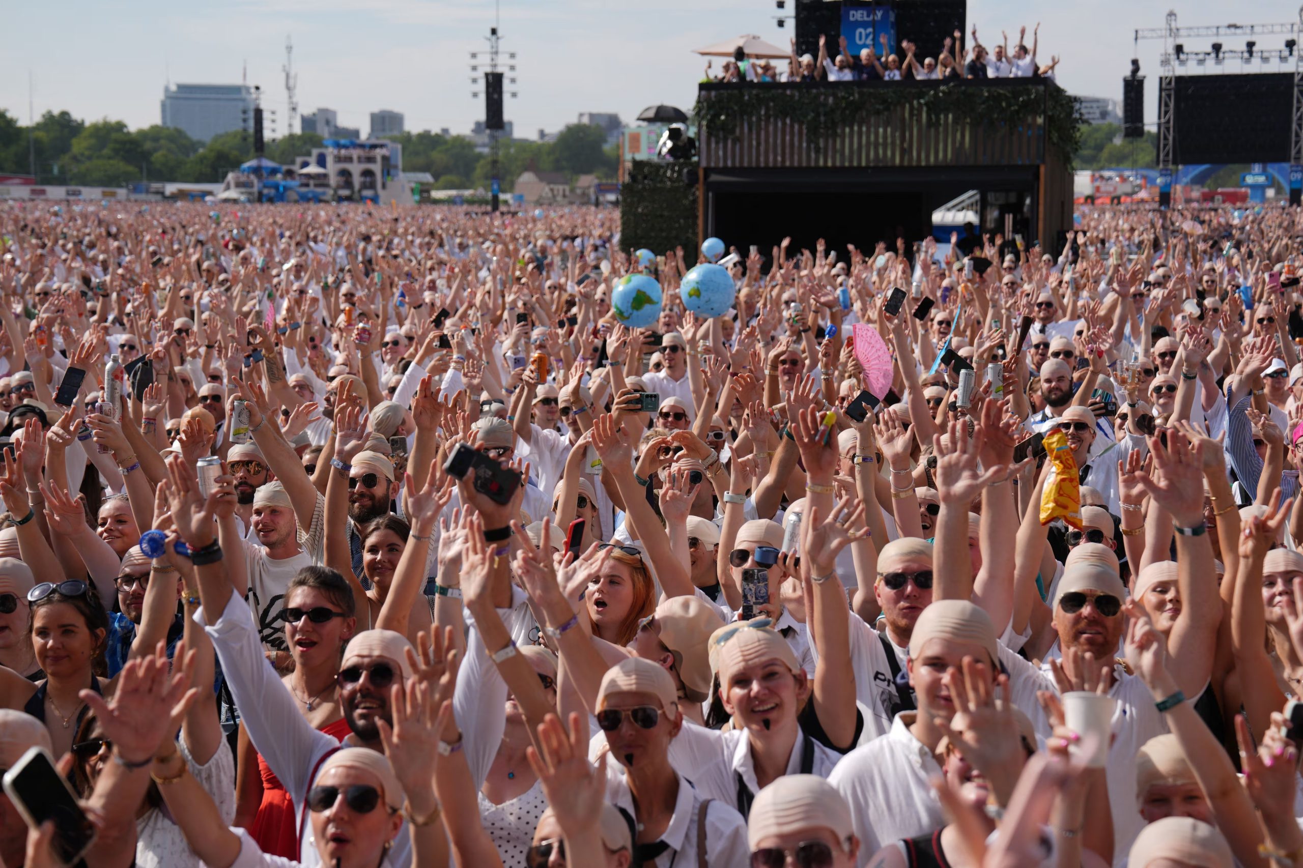 El artista celebró el logro con miles de fanáticos que replicaron su característico look en Hyde Park. (Photo by CARLOS JASSO / AFP)
