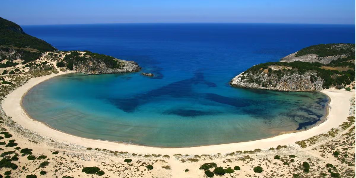 Grecia alojó escenas clave de La Odisea en la playa de Voidokilia y en la Cueva de Néstor, donde se filmó el pasaje del cíclope (Wikimedia Commons)