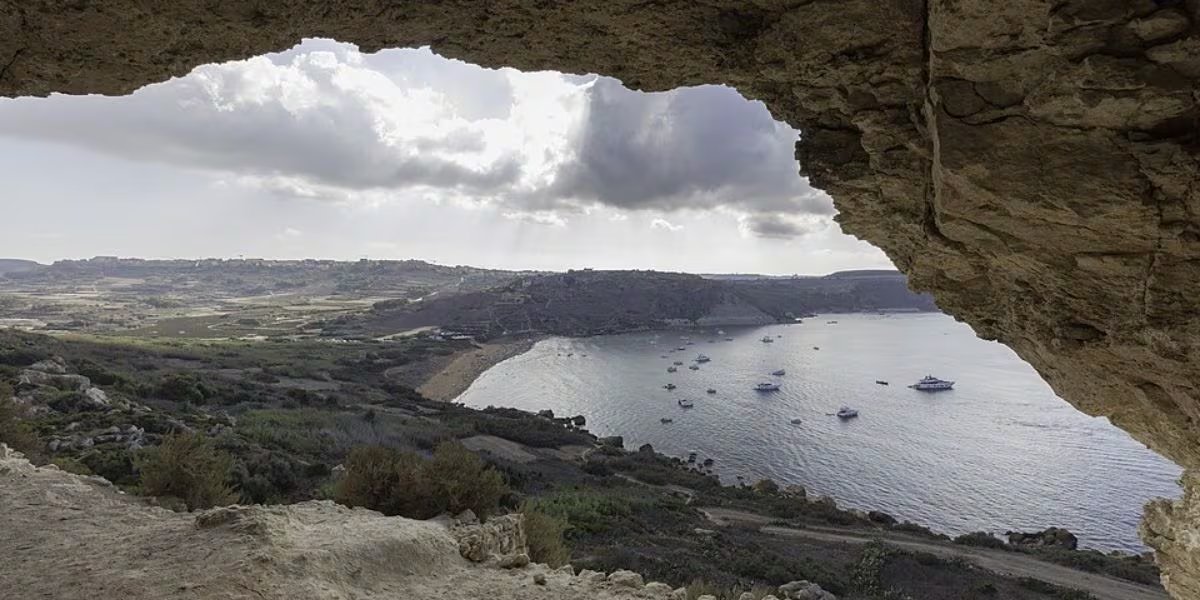Malta y Marruecos aportaron escenarios de La Odisea con la Cueva de Calipso en Gozo y Aït Benhaddou como recreación de la caída de Troya (Wikimedia Commons)