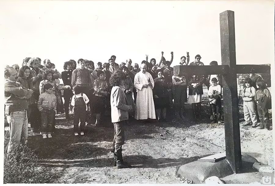 Una postal del primer acto en conmemoración de las vícimas en el paraje de Palomitas, 6 de julio de 1984, al año siguiente del regreso a la democracia