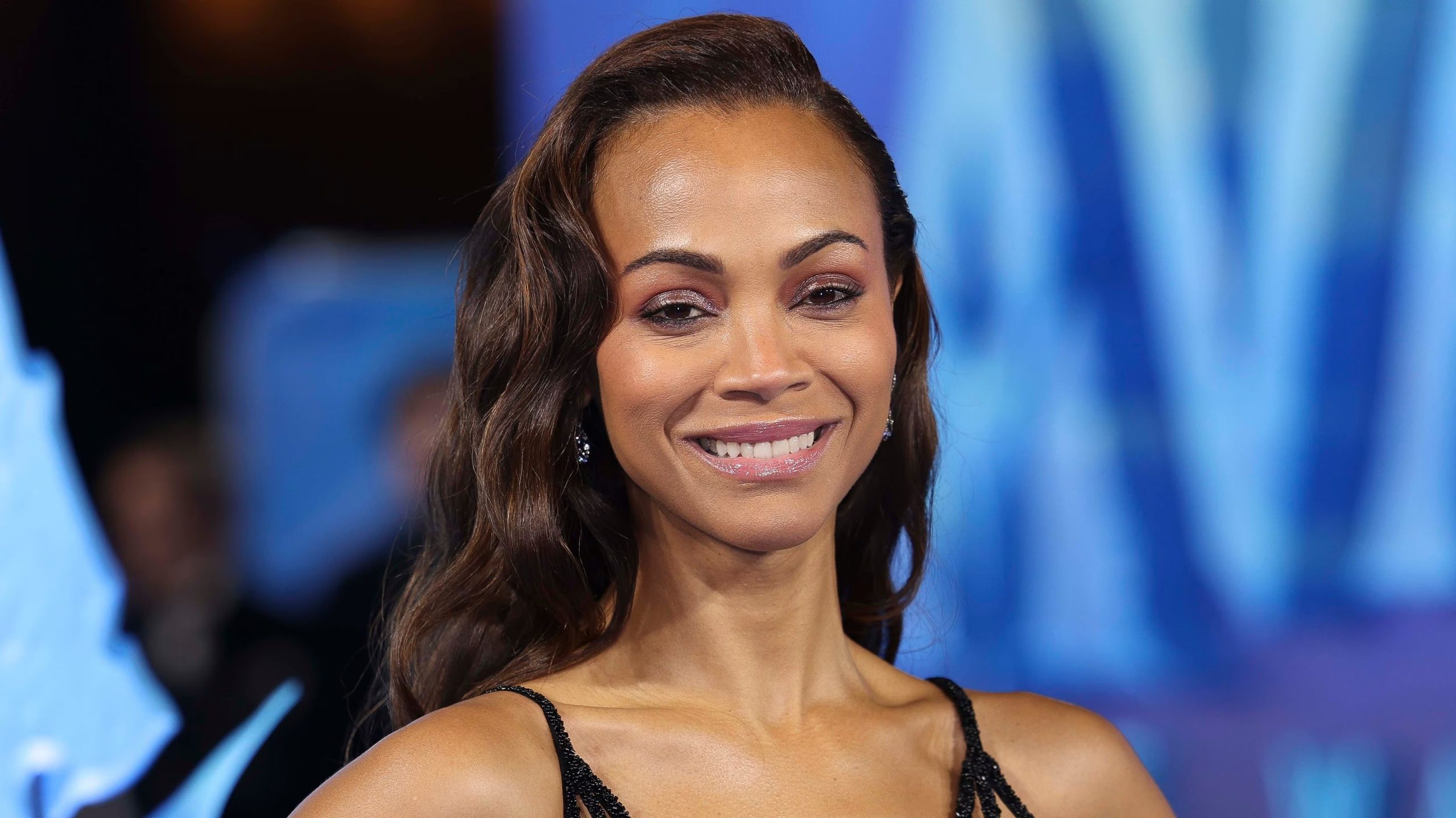 Zoë Saldaña relacionó la belleza con el cuidado personal, las rutinas sencillas, la alimentación con productos frescos y la hidratación diaria (Scott Garfitt/Invision/AP)
