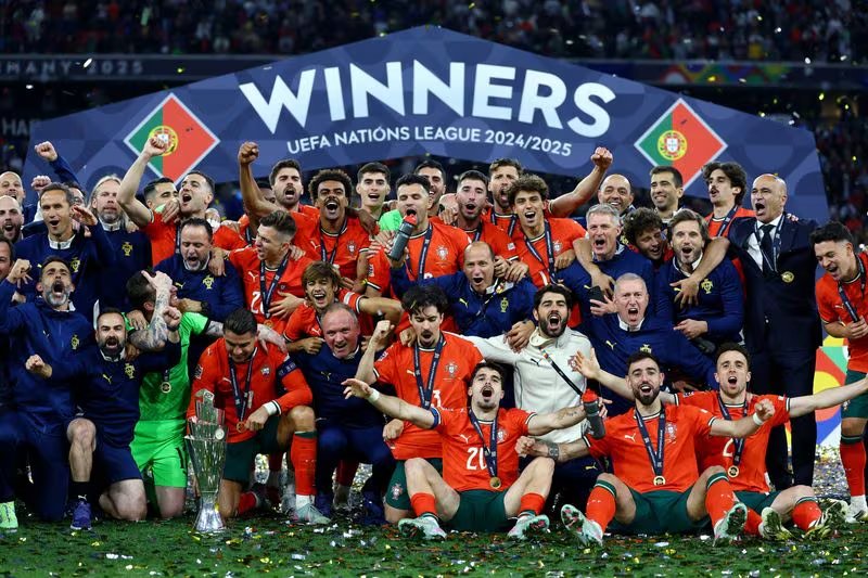 Cristiano Ronaldo celebra con sus compañeros luego de que Portugal venciera en los penales a Espalña para ganar la Nations League, en el Allianz Arena, Múnich, Alemania. - créditos: REUTERS/Kai Pfaffenbach