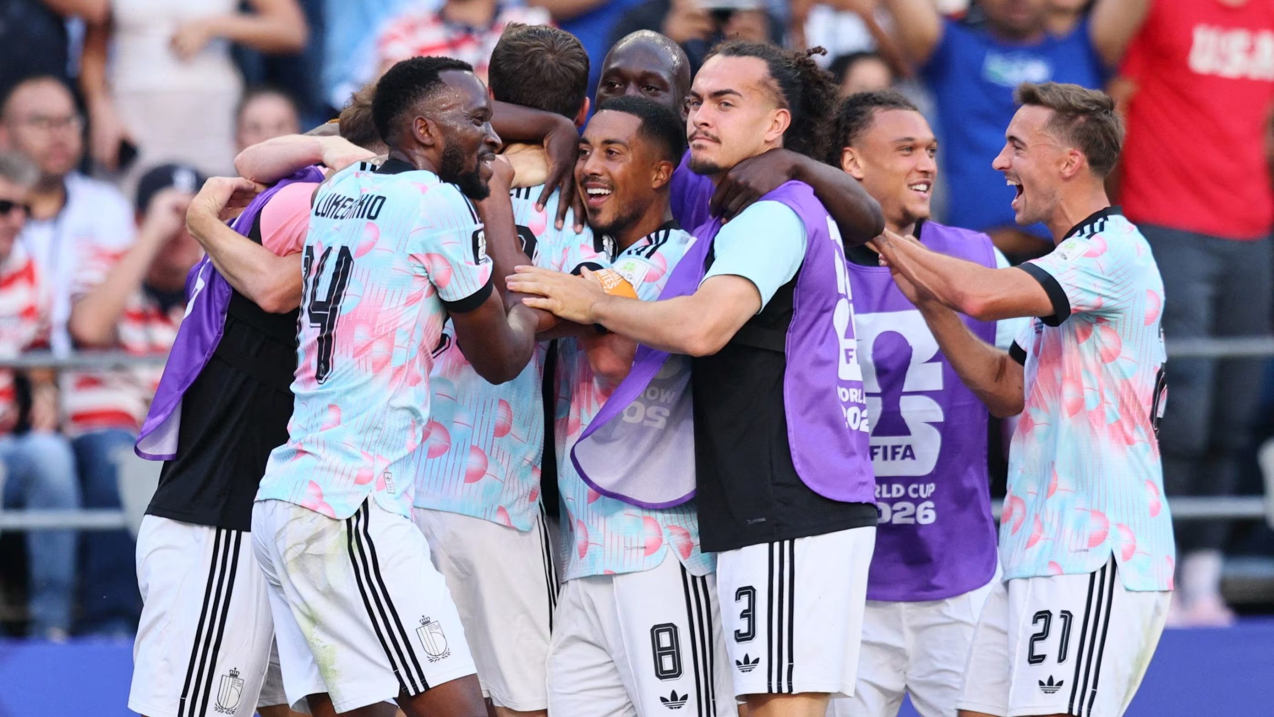 Los jugadores de Bélgica celebrando el pase a cuartos de final (Reuters/Blake Dahlin)