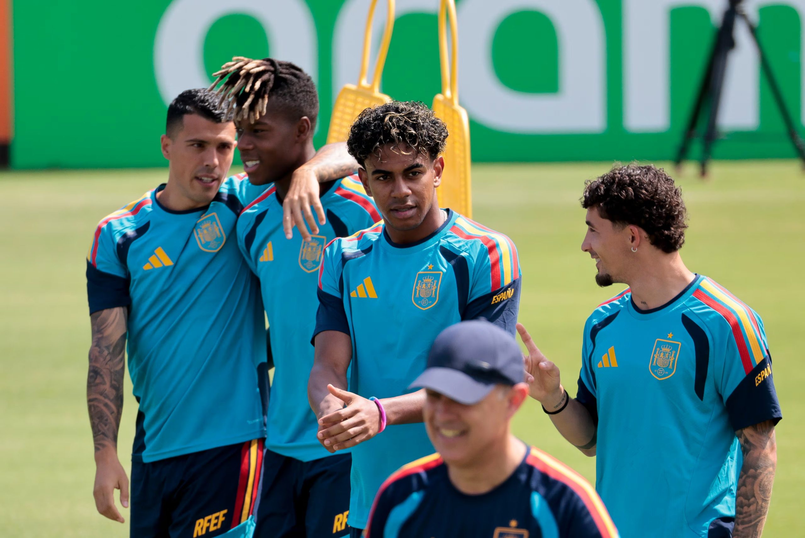 Los jugadores de la selección española Pedro Porro, Lamine Yamal y Nico Williams, durante el entrenamiento de la selección de España este domingo en el Estadio Cotton Bowl de Dallas (Estados Unidos). (EFE/ Lavandeira jr)