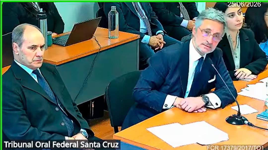 El ex capitán de navío Claudio Villamide escuchando los alegatos de sus defensores Juan Pablo Vigliero y Magalí Crespo