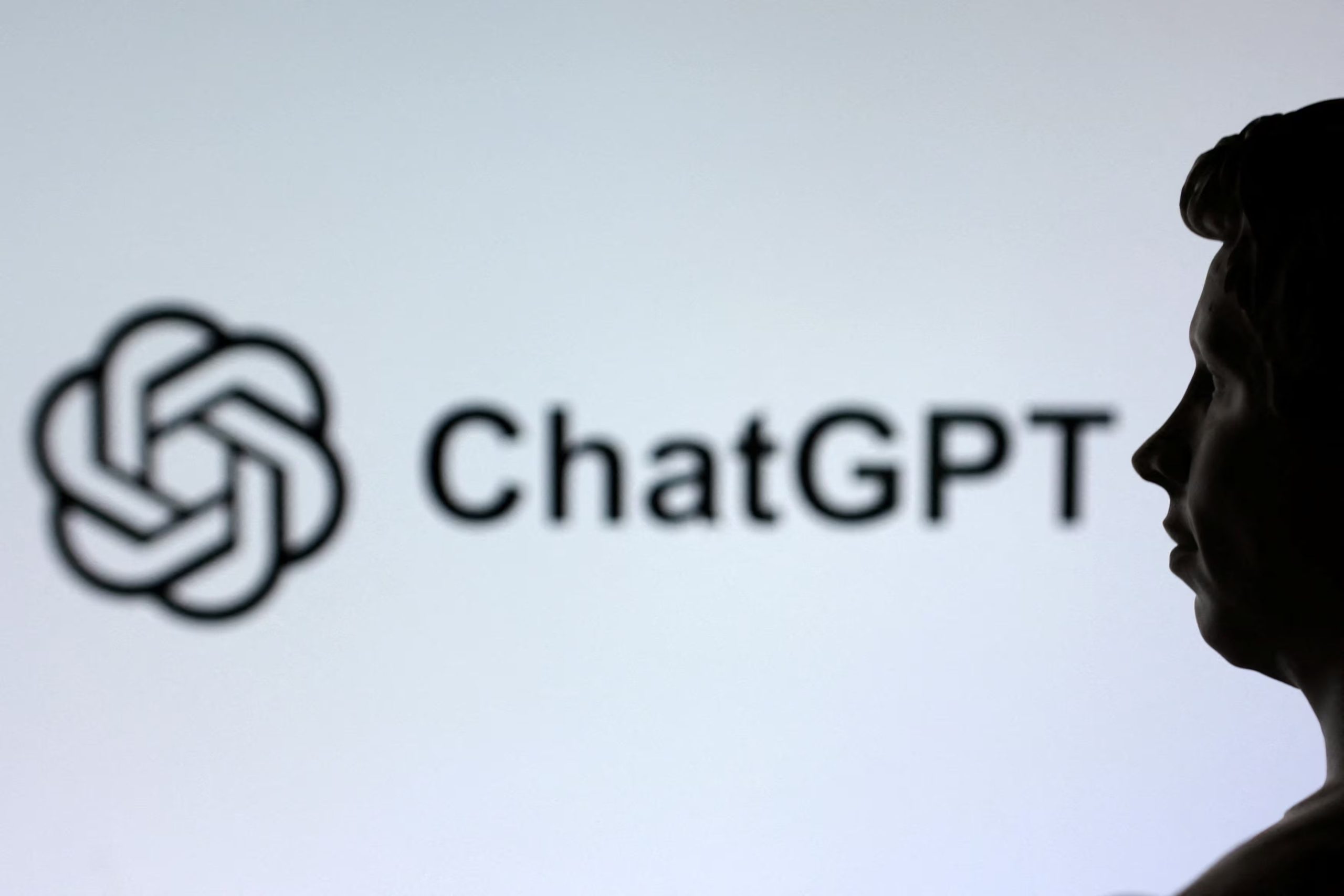 La demanda sostiene que ChatGPT desalentó al usuario a acudir a emergencia médica. REUTERS/Dado Ruvic/Illustration