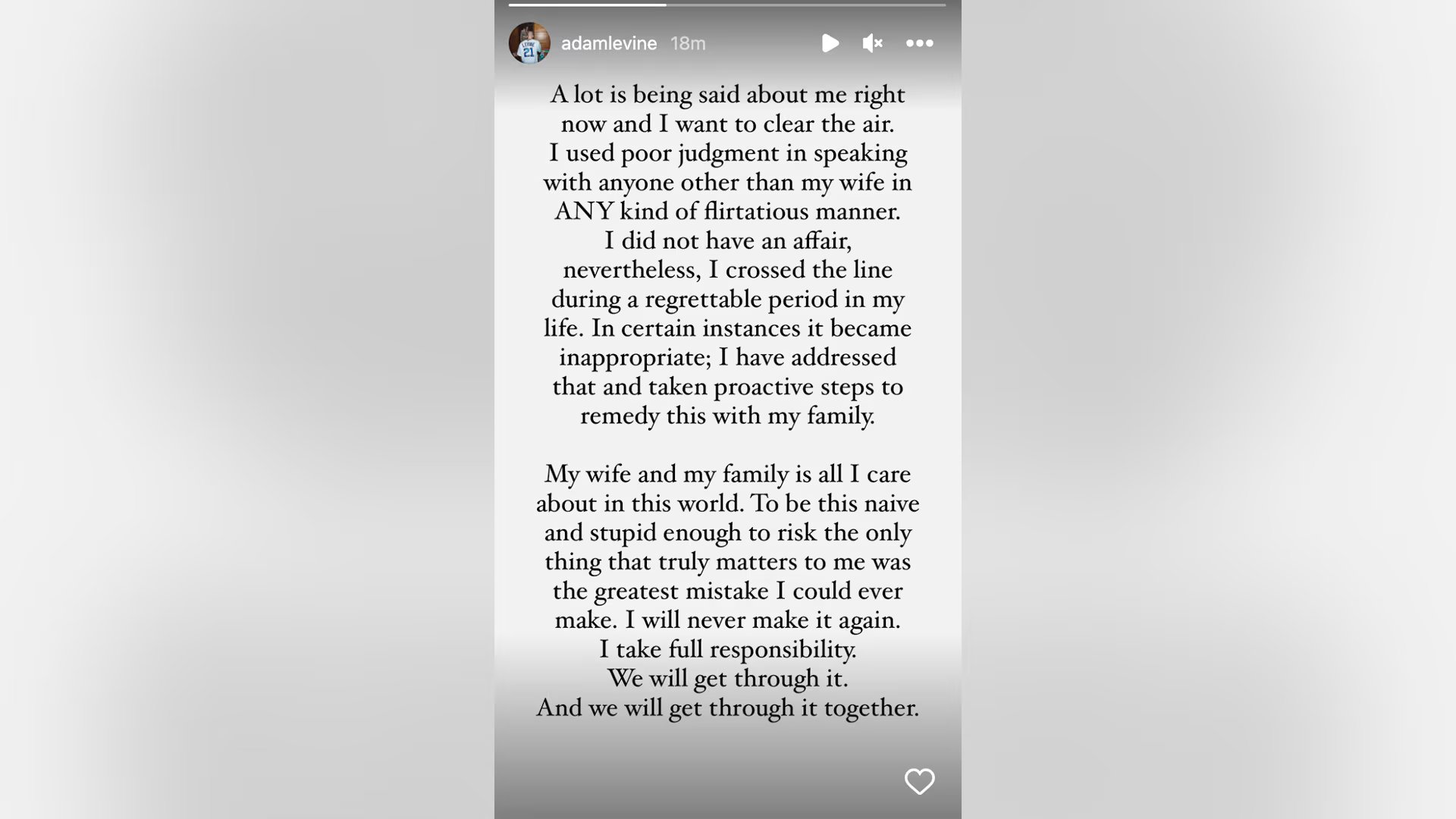 Adam Levine reconoció que sus conversaciones con otras mujeres fueron inapropiadas, aunque negó haber tenido una aventura física.