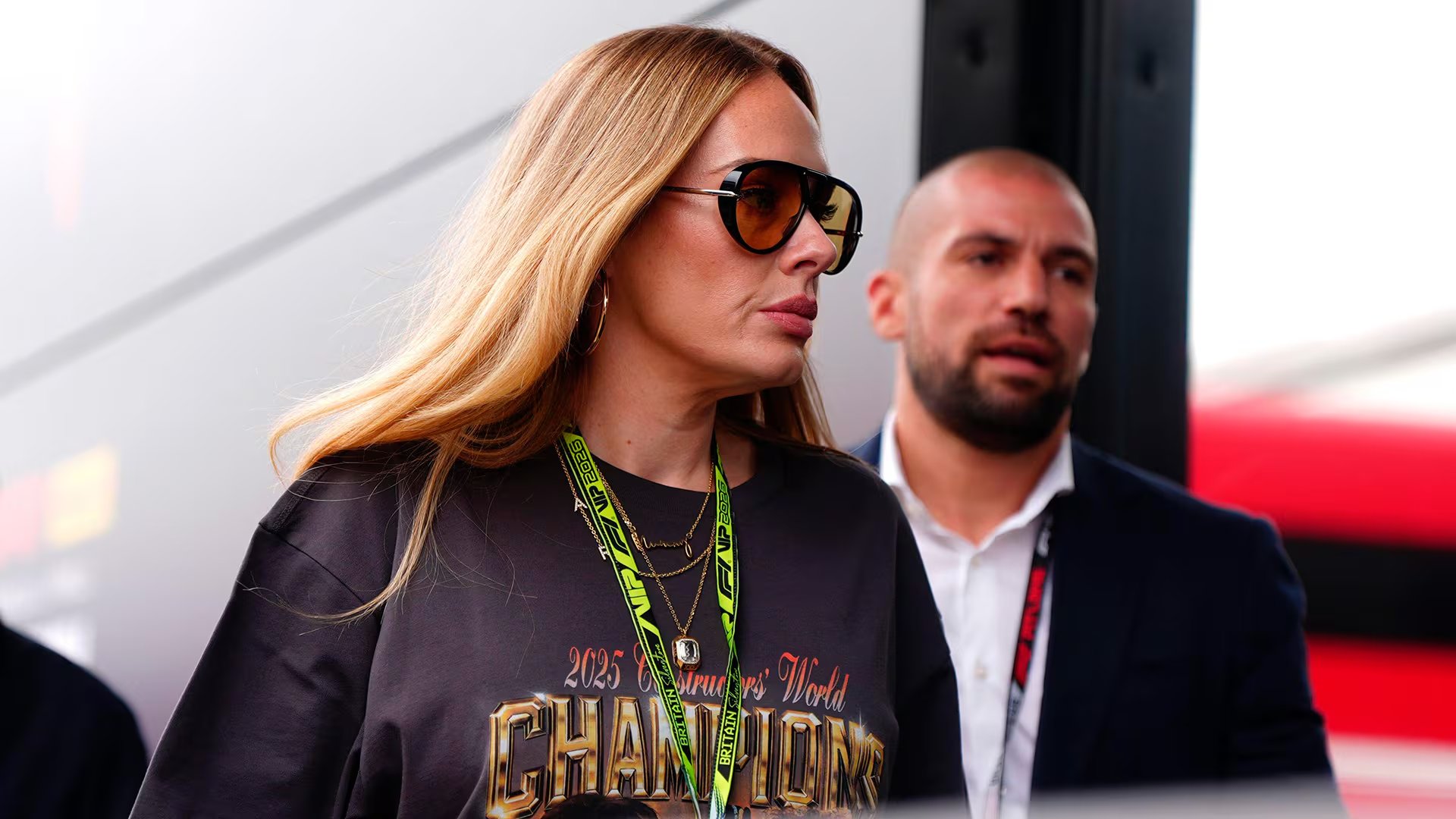 Adele lleva el estilo de la alfombra roja al paddock con un giro inesperado (PA Images)