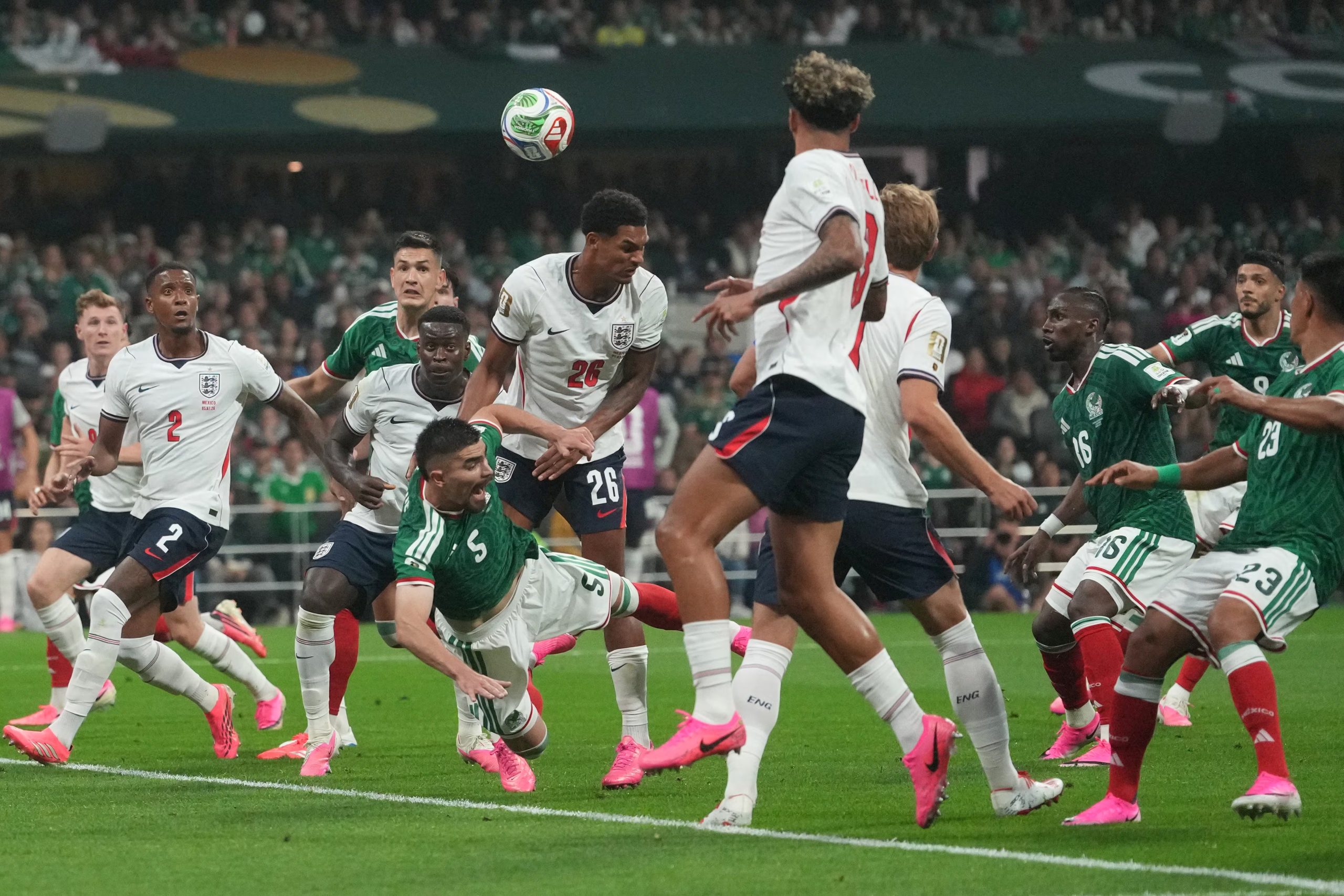 El partido México vs Inglaterra es el más visto en televisión. (AP Foto/Eduardo Verdugo)