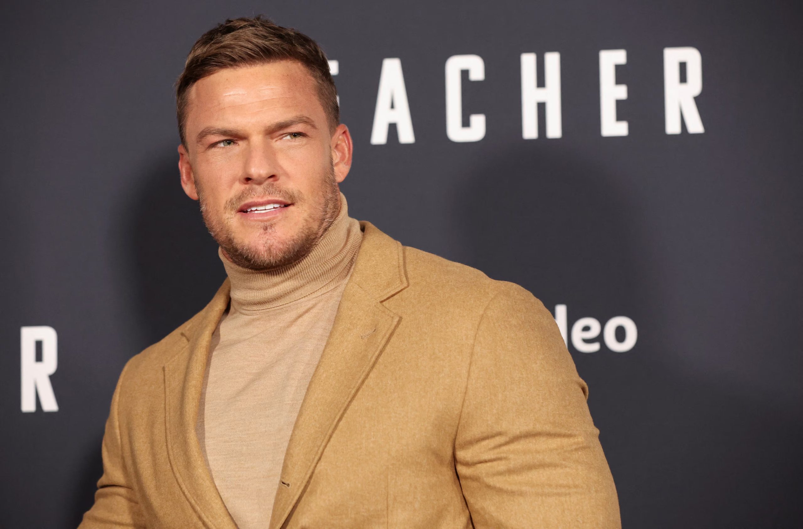 En el podcast Happy, Sad, Confused, Alan Ritchson cuestionó el silencio de Hollywood ante la corrupción y la injusticia social (REUTERS)