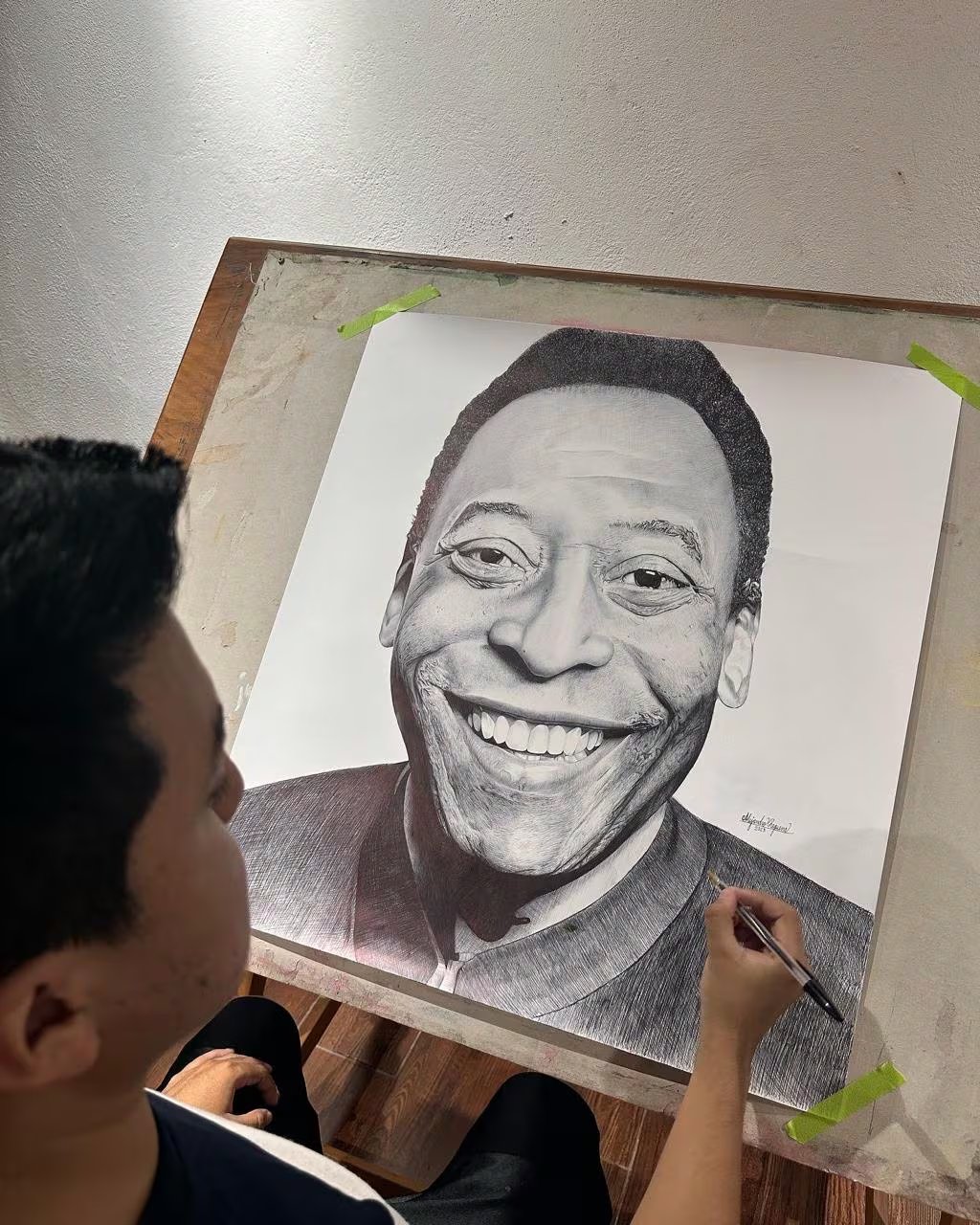 En 2023, homenajeó a Pelé, el futbolista brasileño campeón mundial, quien falleció ese año. El arte fue hecho con un lapicero. (Infobae Centroamérica/Cortesía Alejandro Requena)