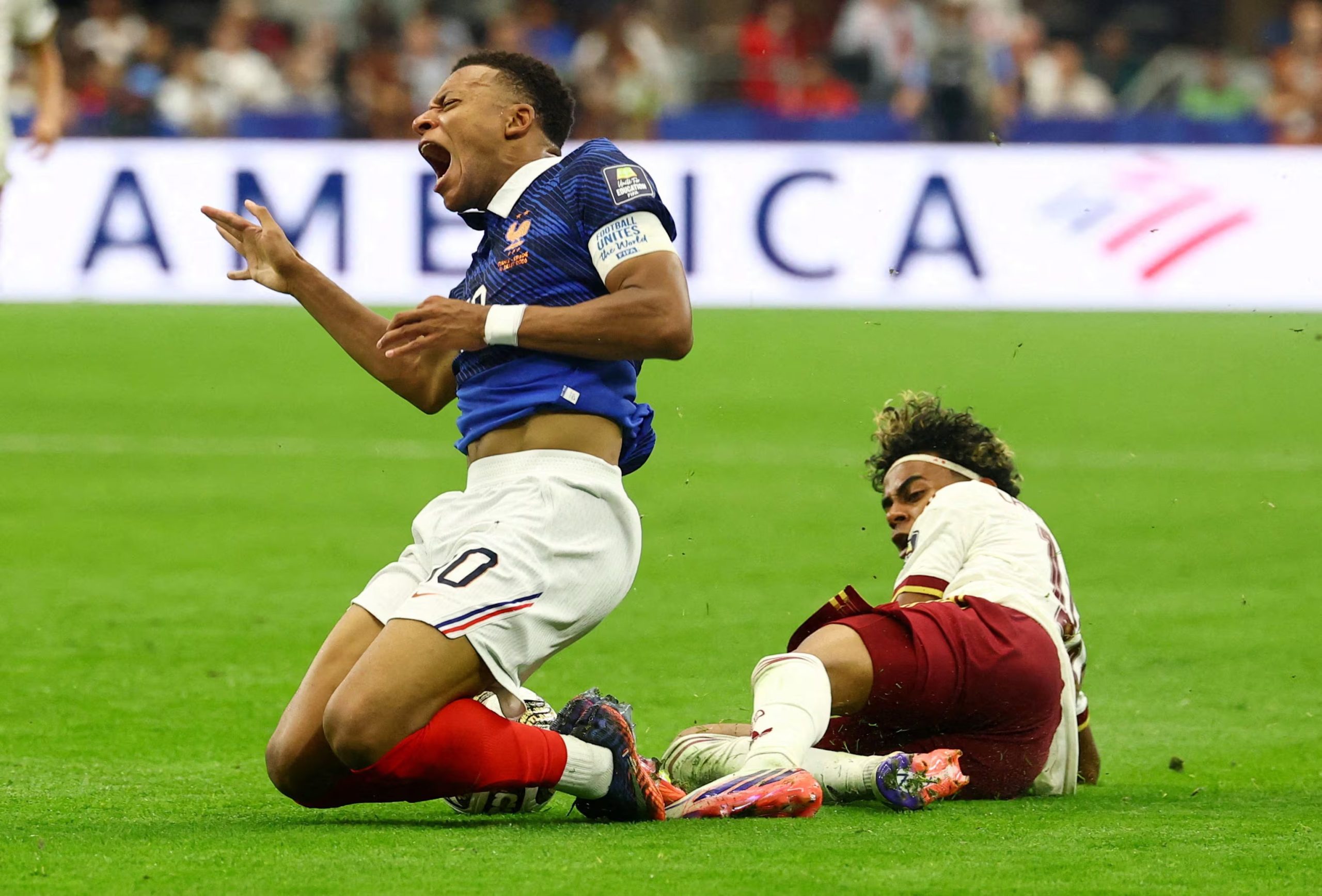 Kylian Mbappé y Lamine Yamal durante el partido de semifinal del Mundial 2026 (REUTERS/Kai Pfaffenbach)