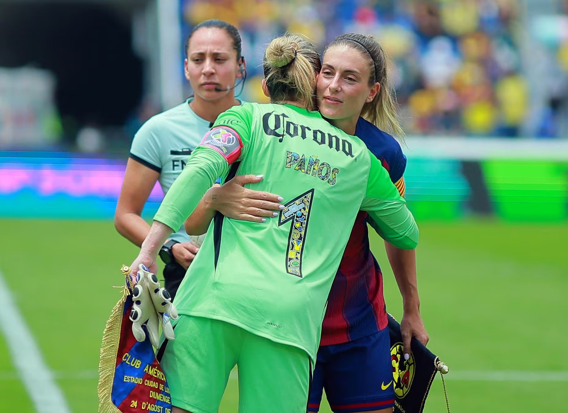 Soccer Football - Women's International Friendly - America v FC Barcelona - Estadio Ciudad de los Deportes, Mexico City, Mexico - August 24, 2025 America's Sandra Panos and FC Barcelona's Alexia Putellas before the match REUTERS/Eloisa Sanchez