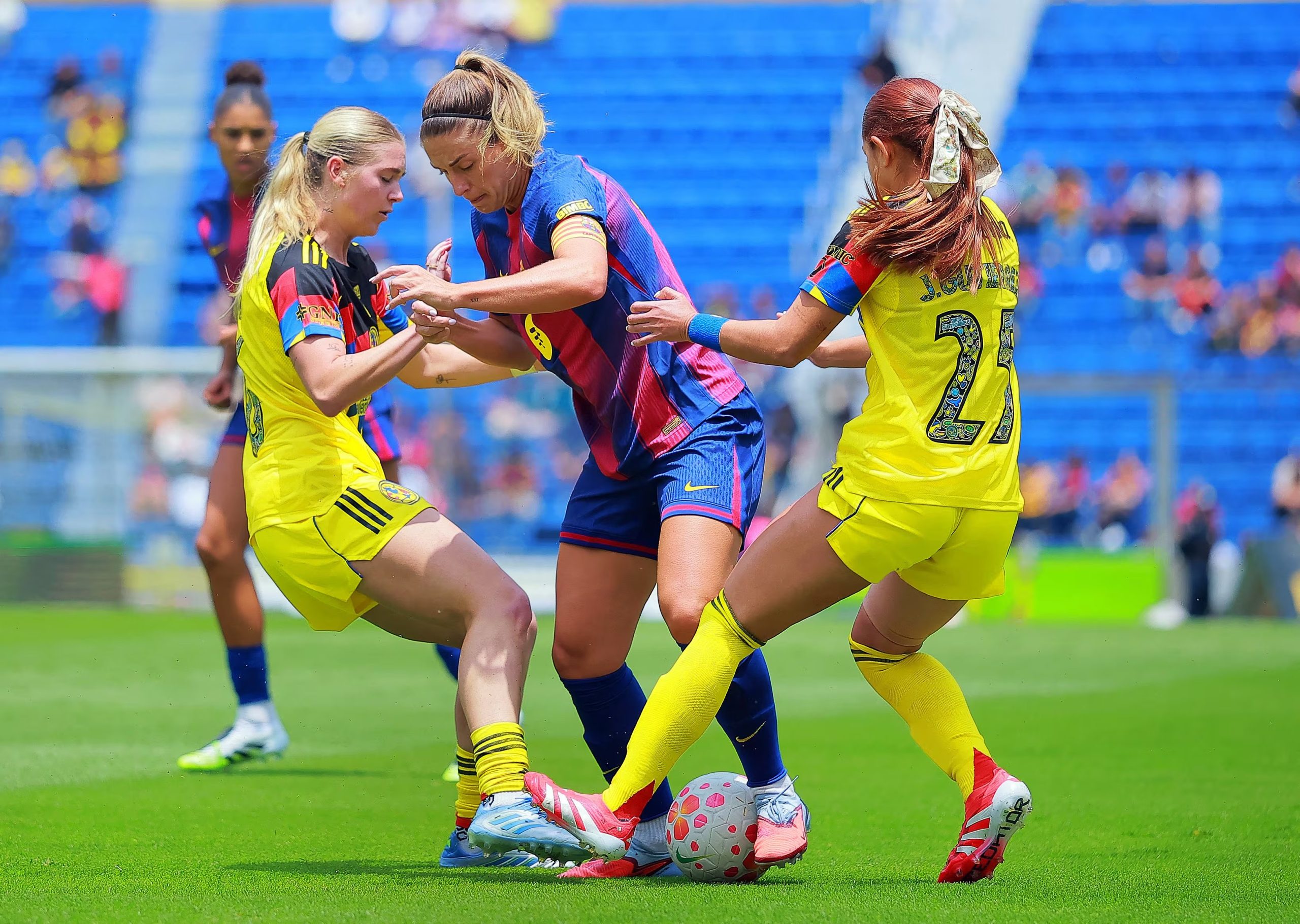 Soccer Football - Women's International Friendly - America v FC Barcelona - Estadio Ciudad de los Deportes, Mexico City, Mexico - August 24, 2025 America's Annie Karich and Jana Gutierrez in action with FC Barcelona's Alexia Putellas REUTERS/Eloisa Sanchez