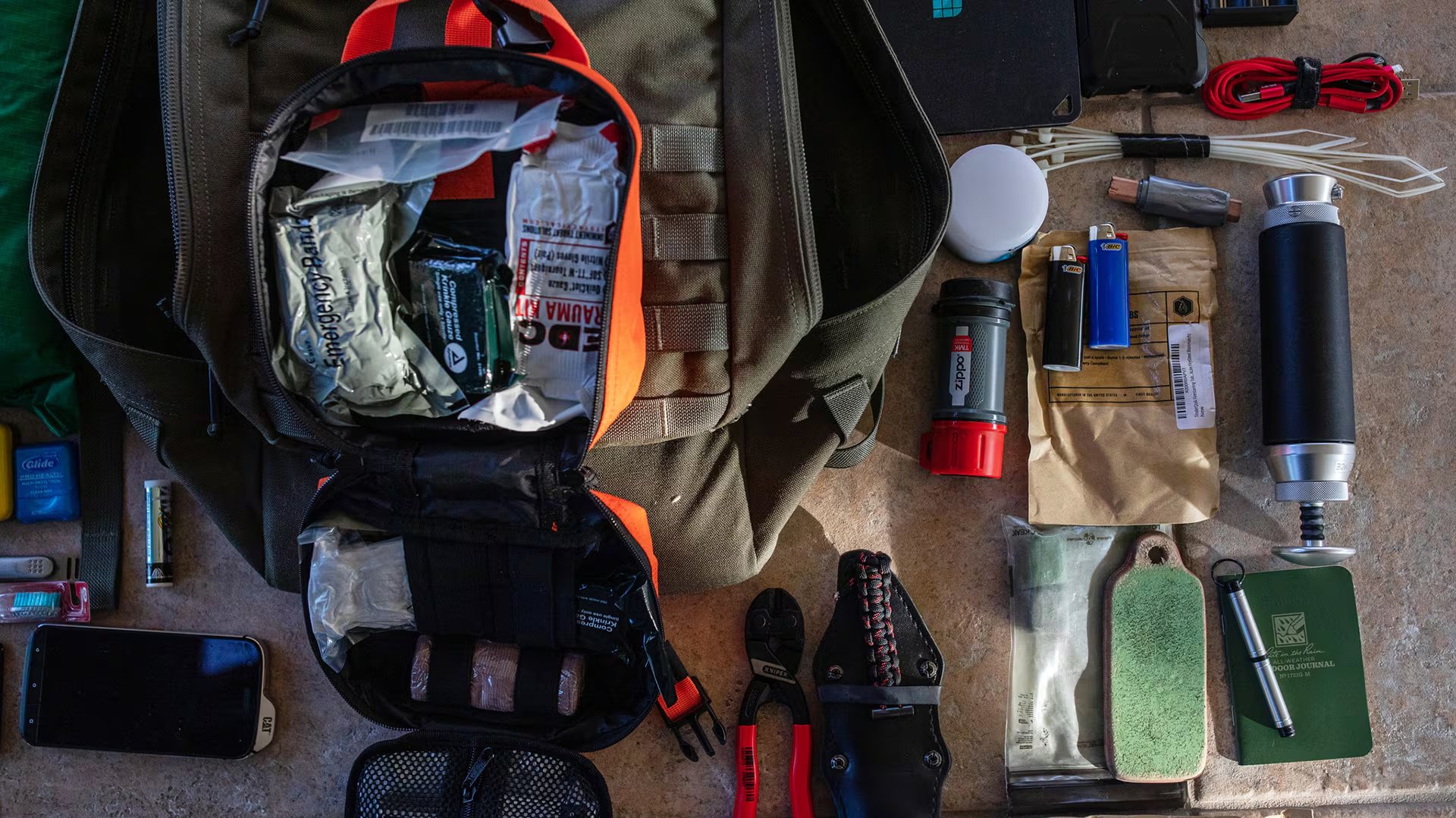La mochila de 72 horas suele incluir agua potable, alimentos no perecederos, linternas, abrigo, herramientas básicas y un botiquín de primeros auxilios (Tamir Kalifa for The New York Times)